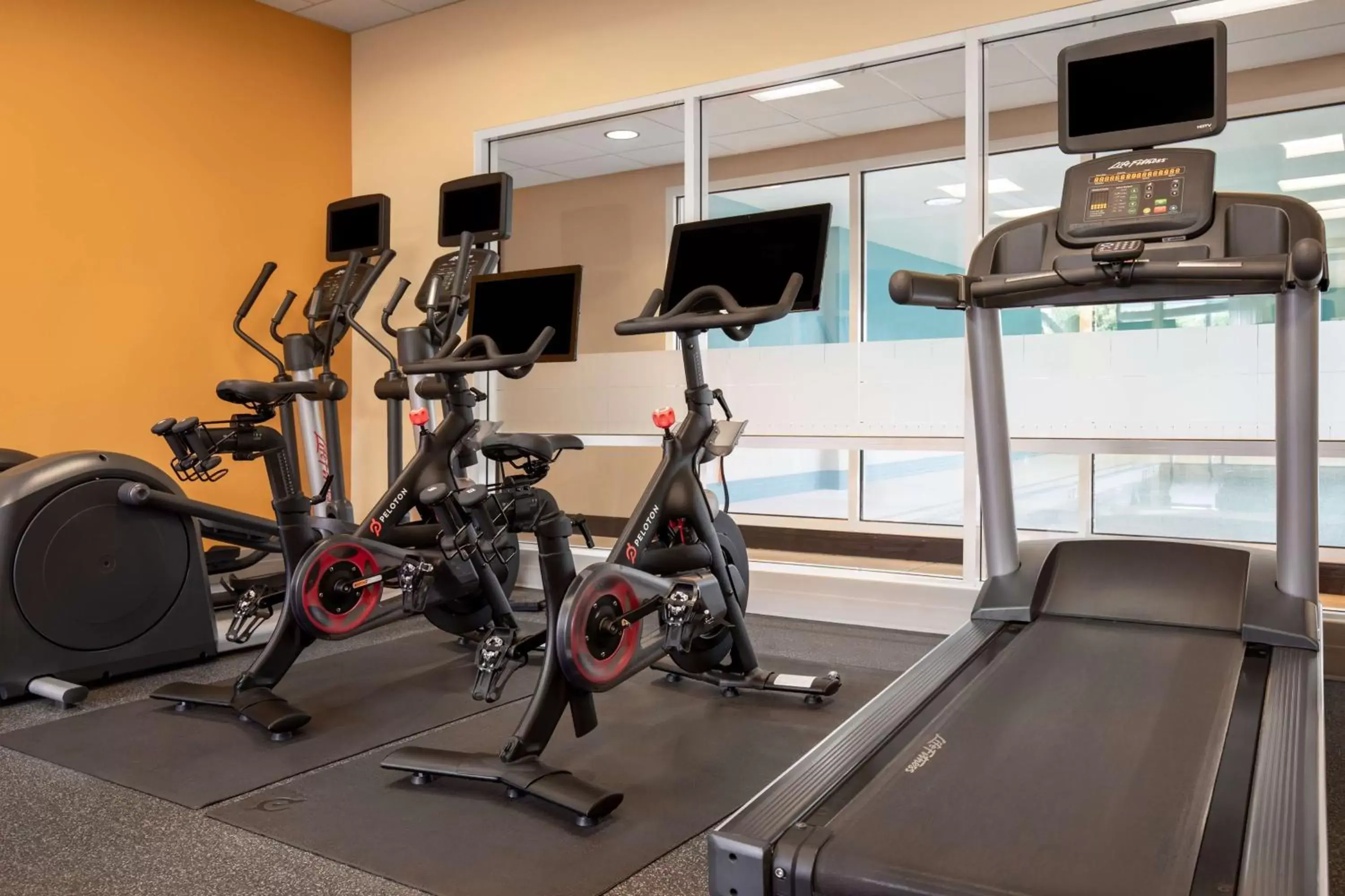 Fitness centre/facilities in Hampton Inn by Hilton Toronto Airport Corporate Centre Fitness centre/facilities in Hampton Inn by Hilton Toronto Airport Corporate Centre