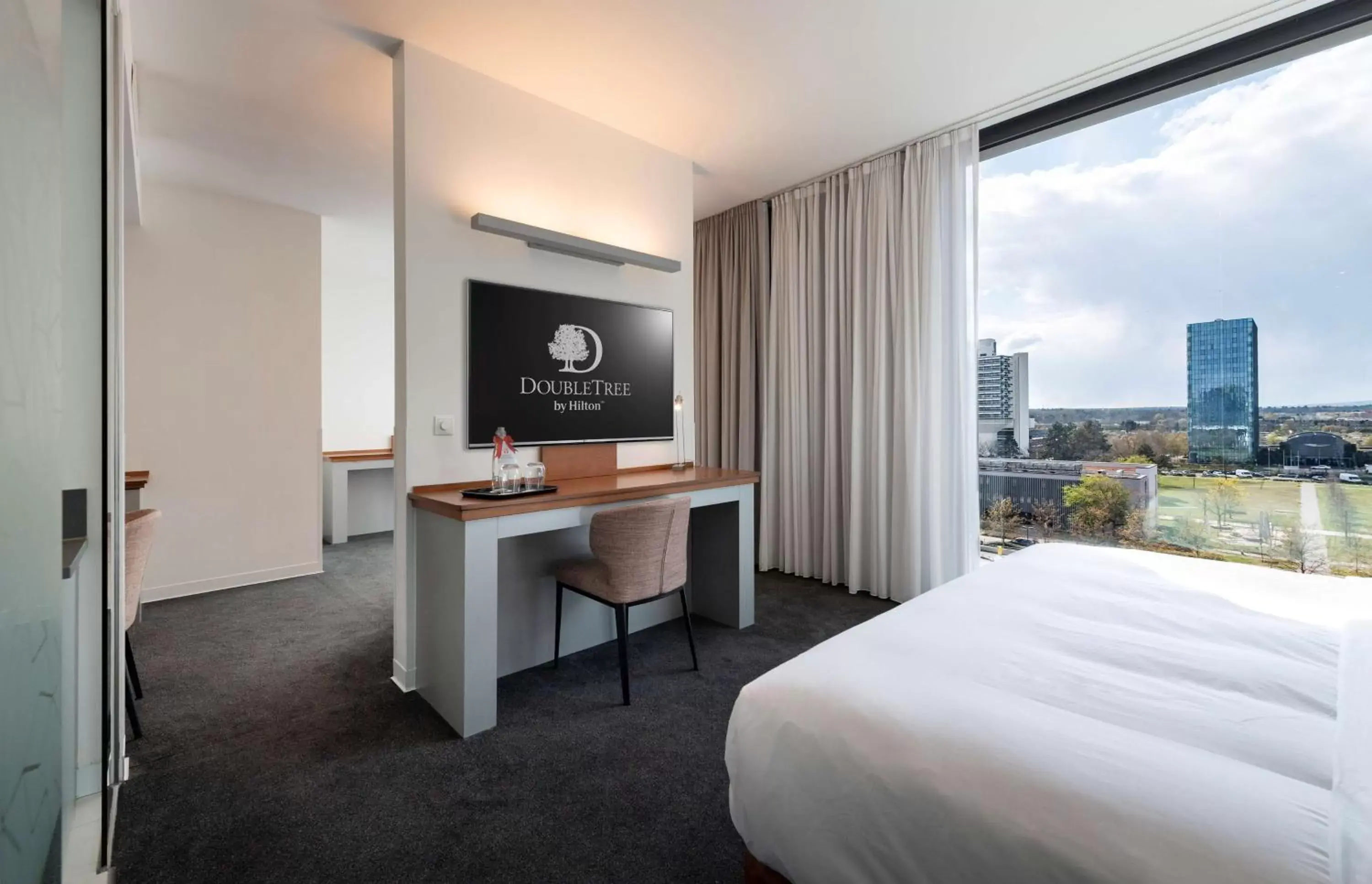 Bed, TV/Entertainment Center in DoubleTree by Hilton Frankfurt Niederrad