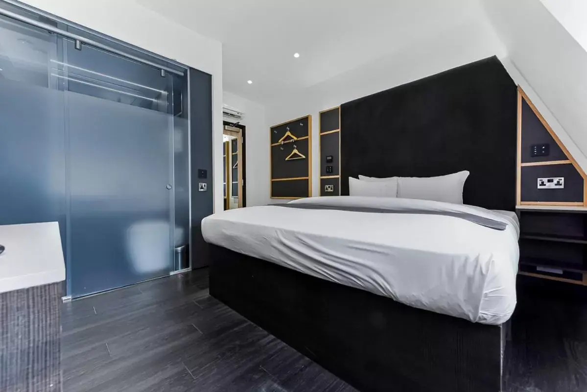 Bedroom, Bed in The Z Hotel Holborn
