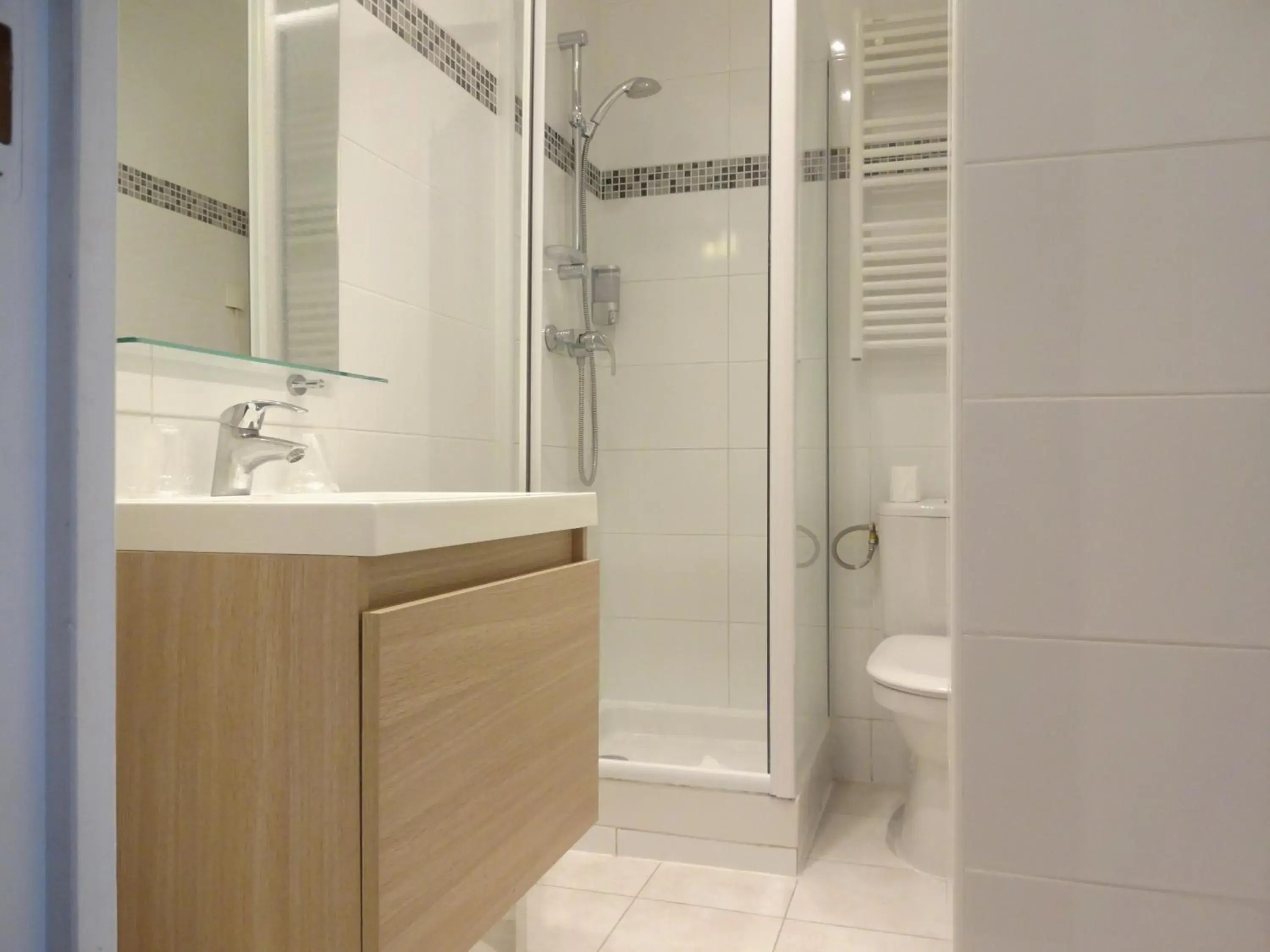 Toilet, Bathroom in Hotel la Perle Montparnasse