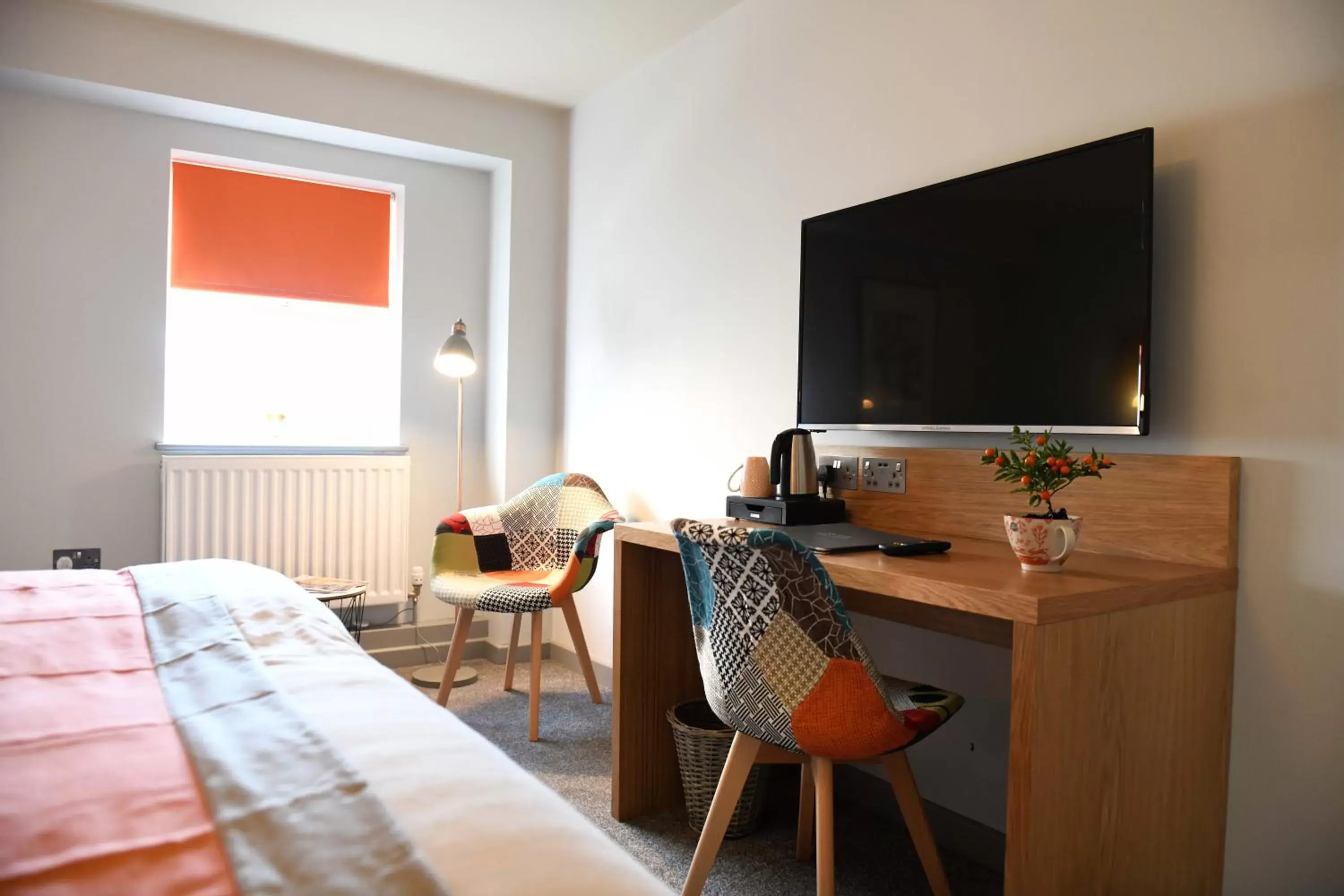 Bed, TV/Entertainment Center in Park Head Hotel