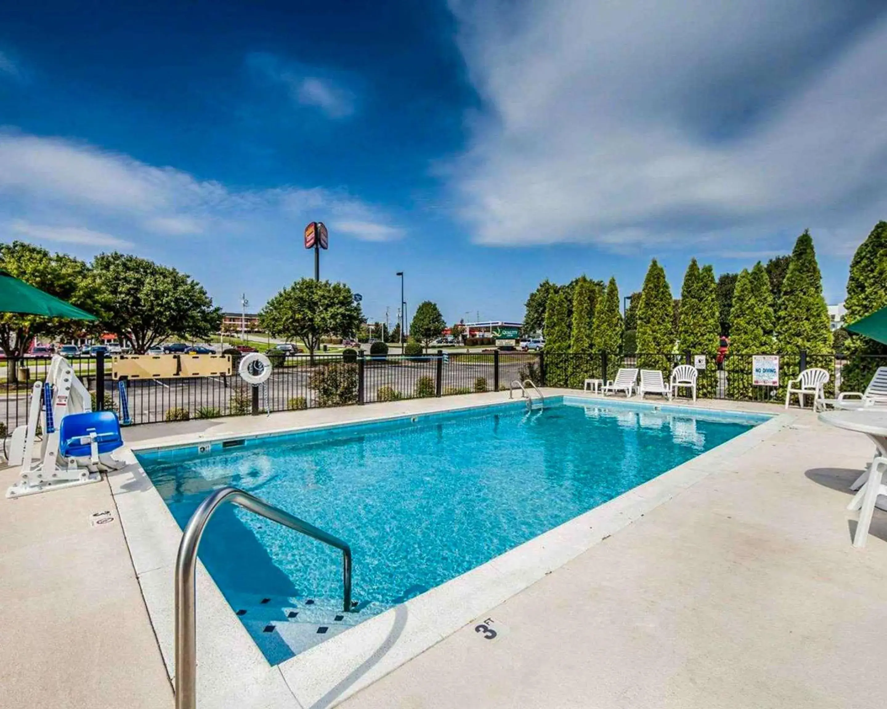 Swimming Pool in Quality Inn Richmond