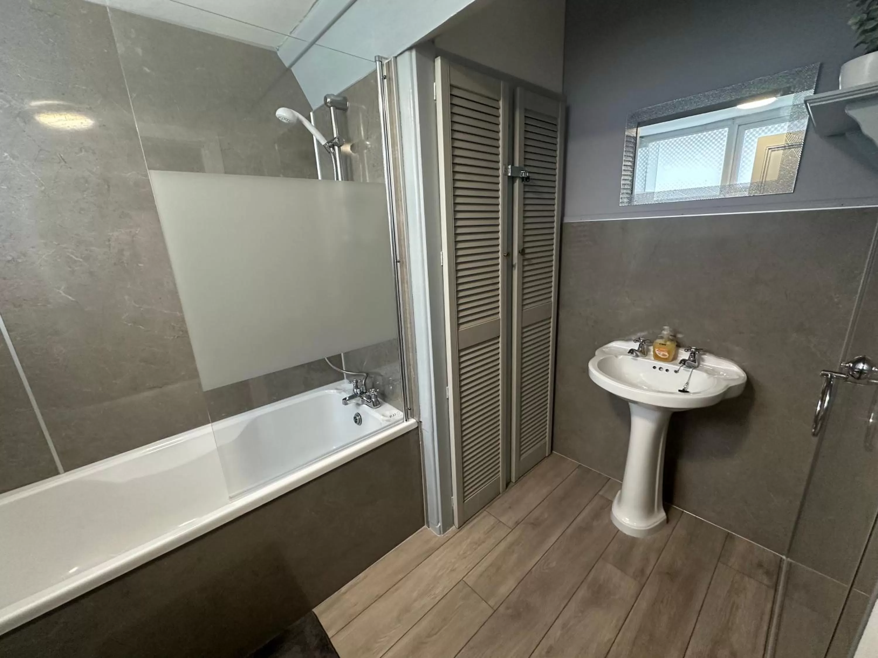 Bathroom in St Andrews house Hotel