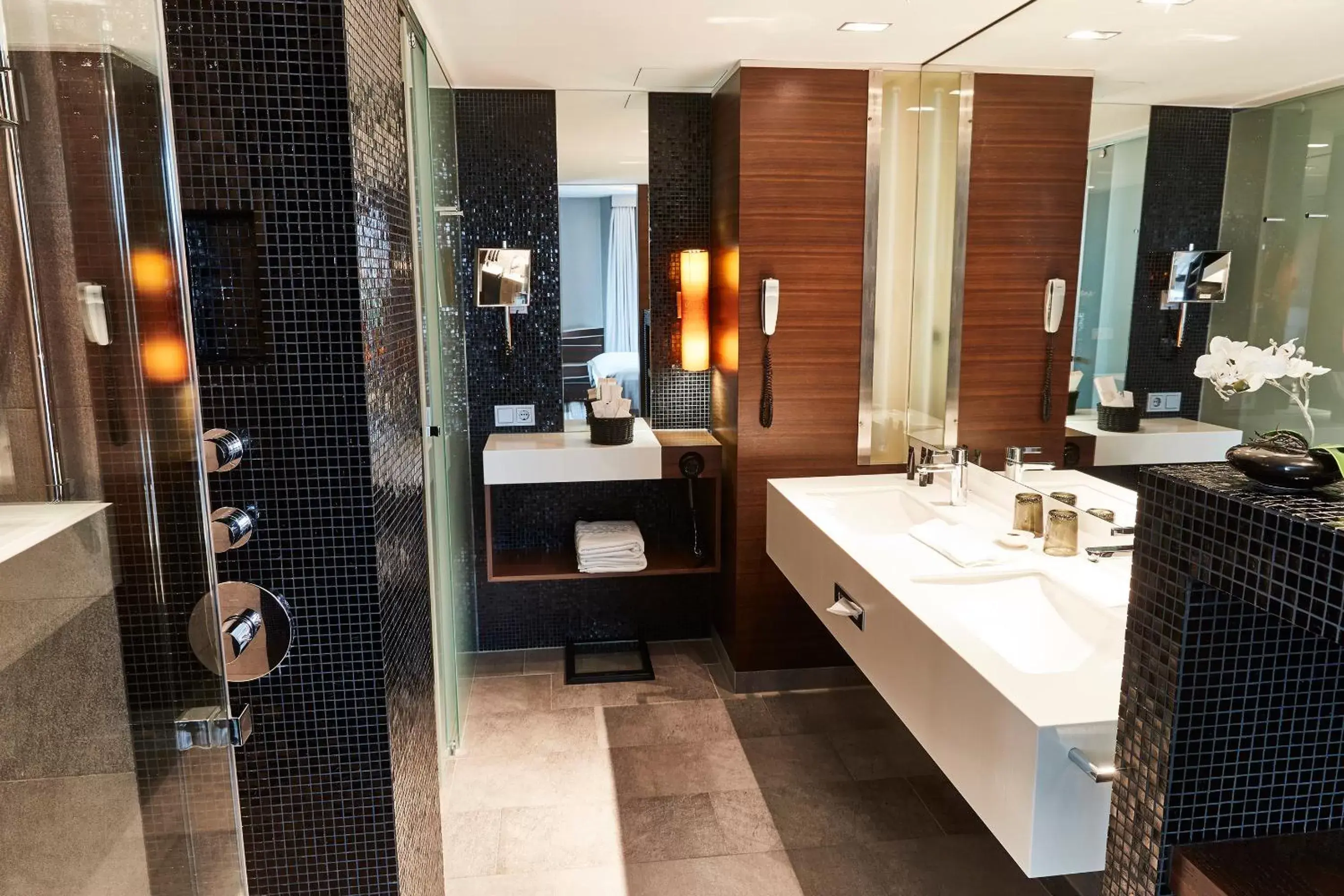 Bathroom in Steigenberger Airport Hotel Frankfurt