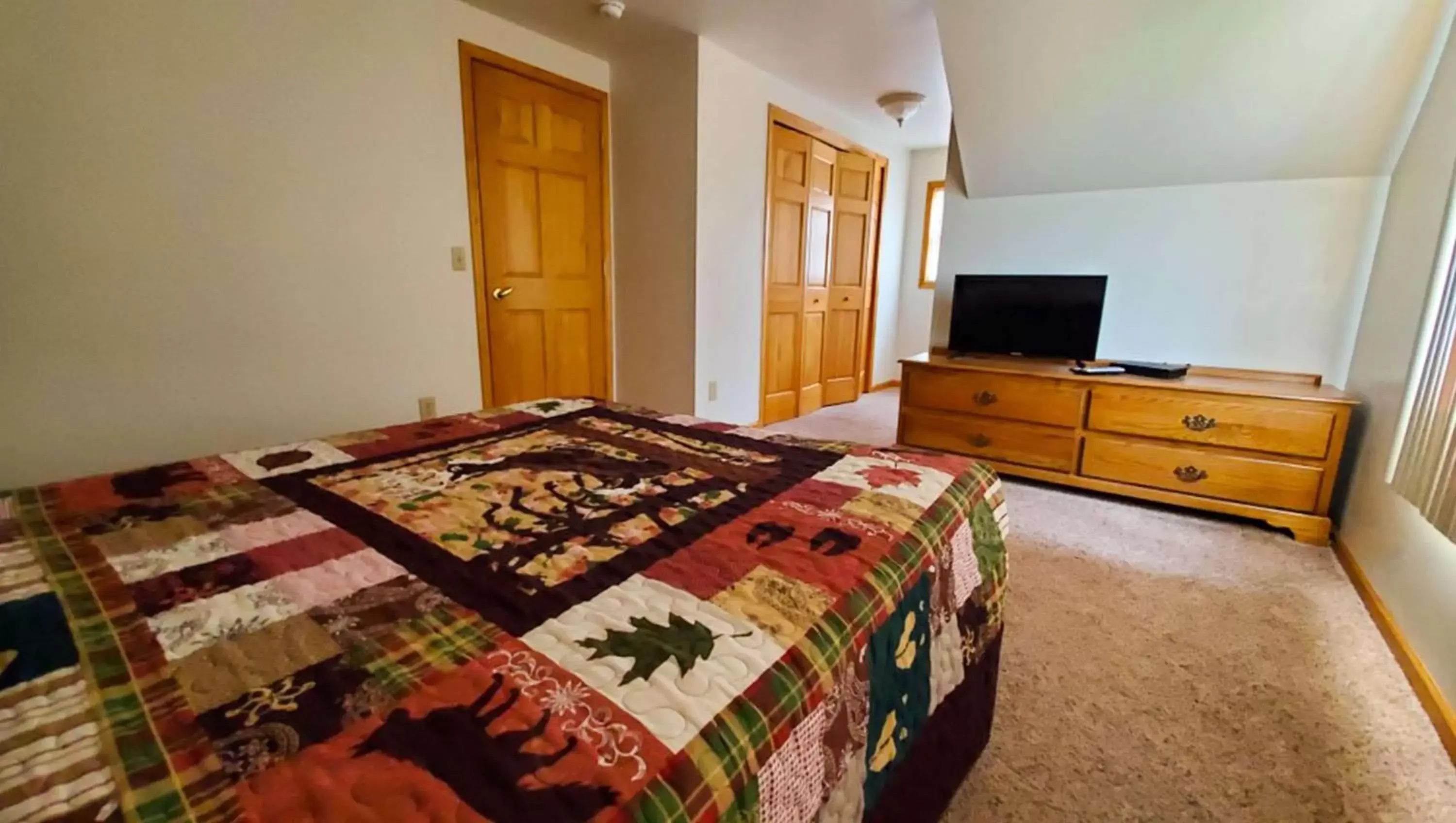 Photo of the whole room, Bed in Jasper Ridge Inn Ishpeming