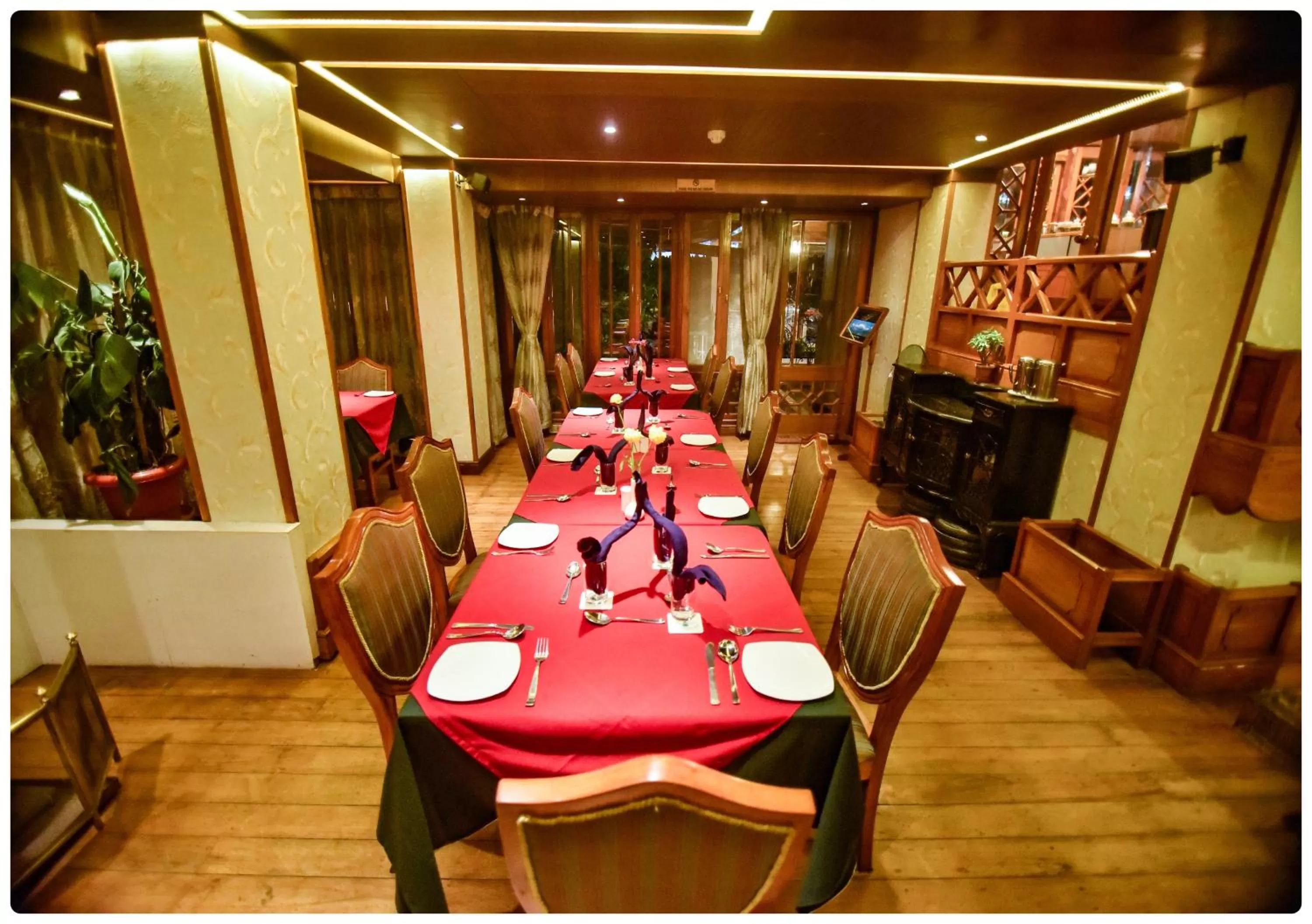 Restaurant/Places to Eat in Cedar Inn