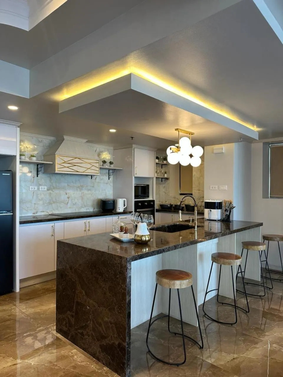 Kitchen/Kitchenette in Mpt Suites