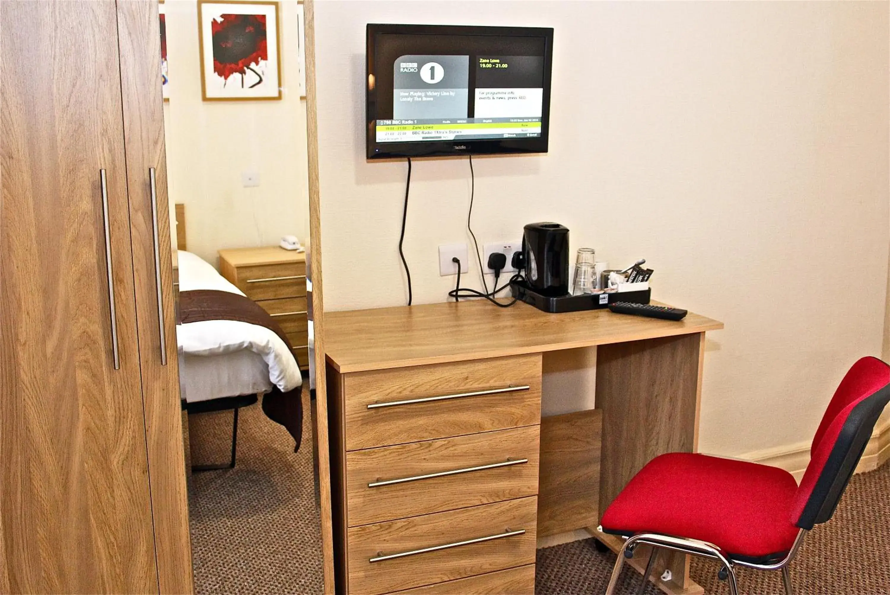 TV and multimedia, Coffee/Tea Facilities in OYO Central Hotel Golders Green