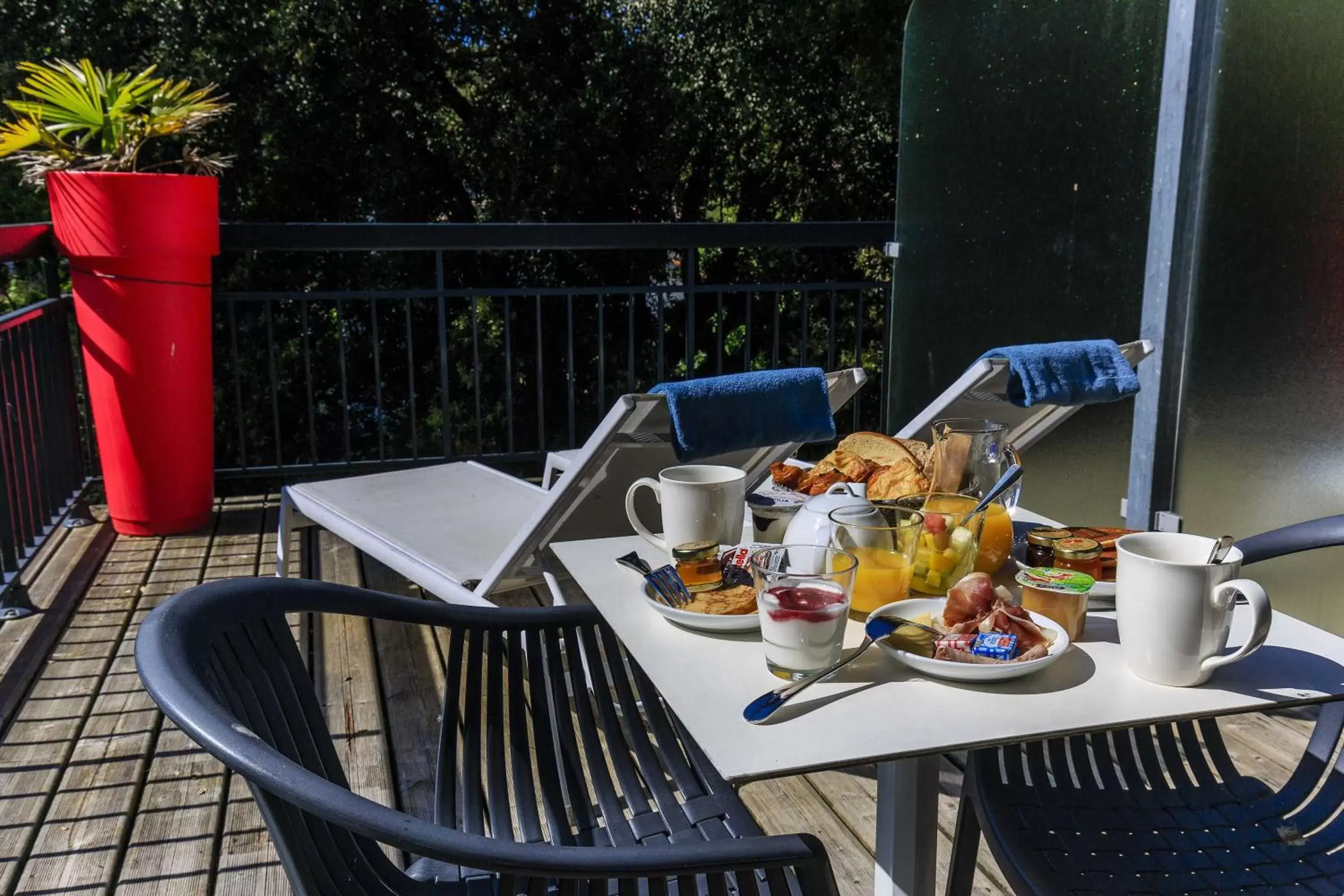 Patio in Best Western Hôtel Garden and Spa