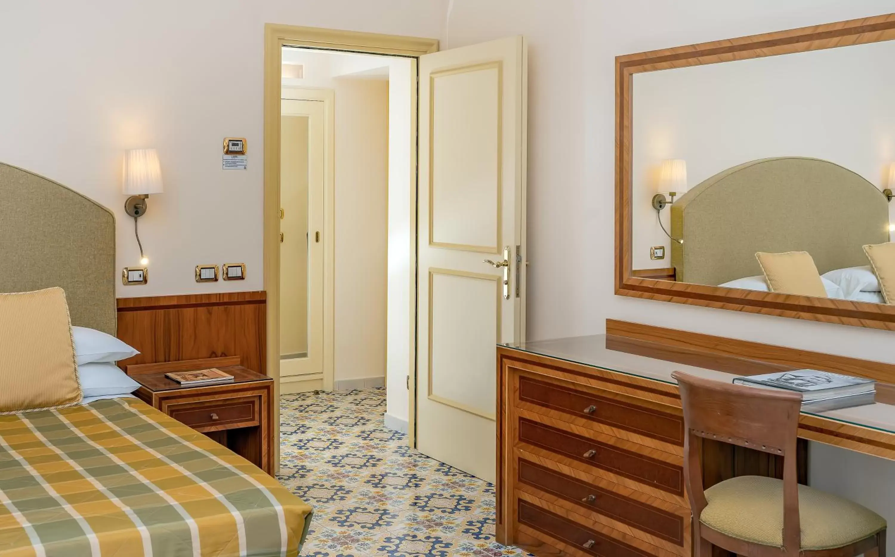 Bed, Bathroom in Hotel Antiche Mura
