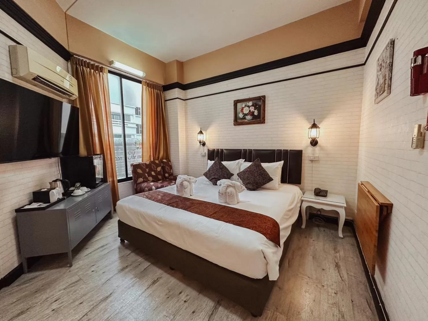 Photo of the whole room, Bed in Hotel De Khuvieng