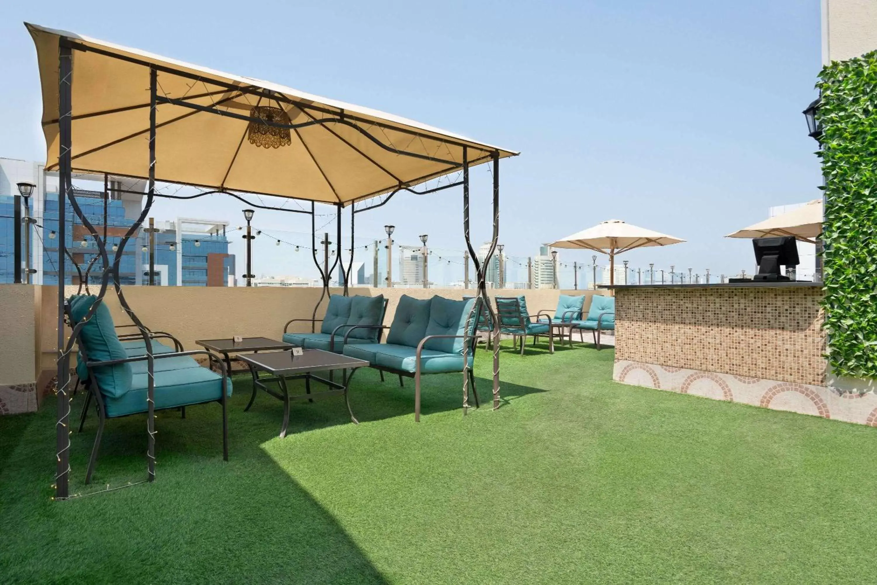 Lounge or bar in Howard Johnson Plaza by Wyndham Dubai Deira
