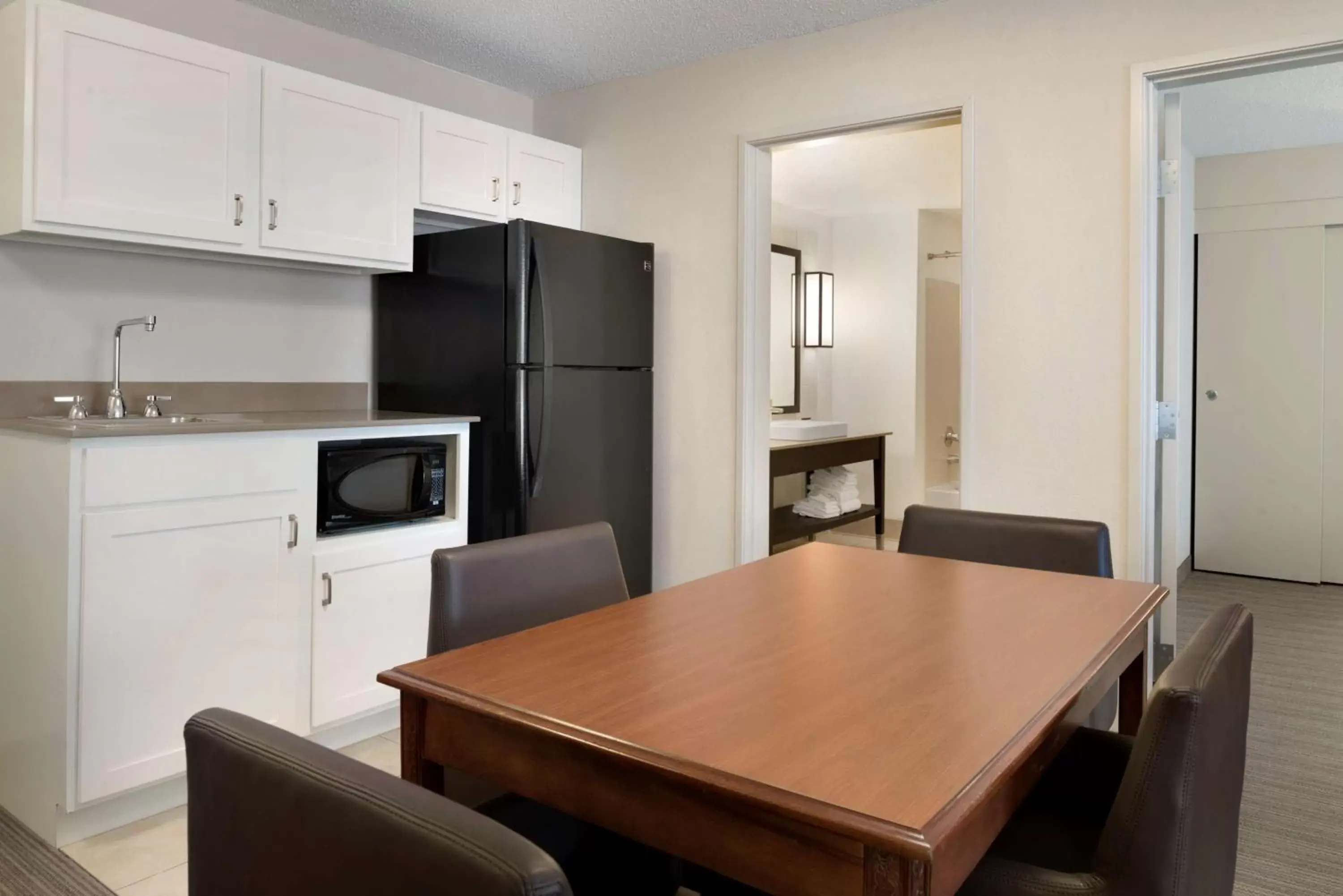 Photo of the whole room, Kitchen/Kitchenette in Country Inn & Suites by Radisson, Houghton, MI