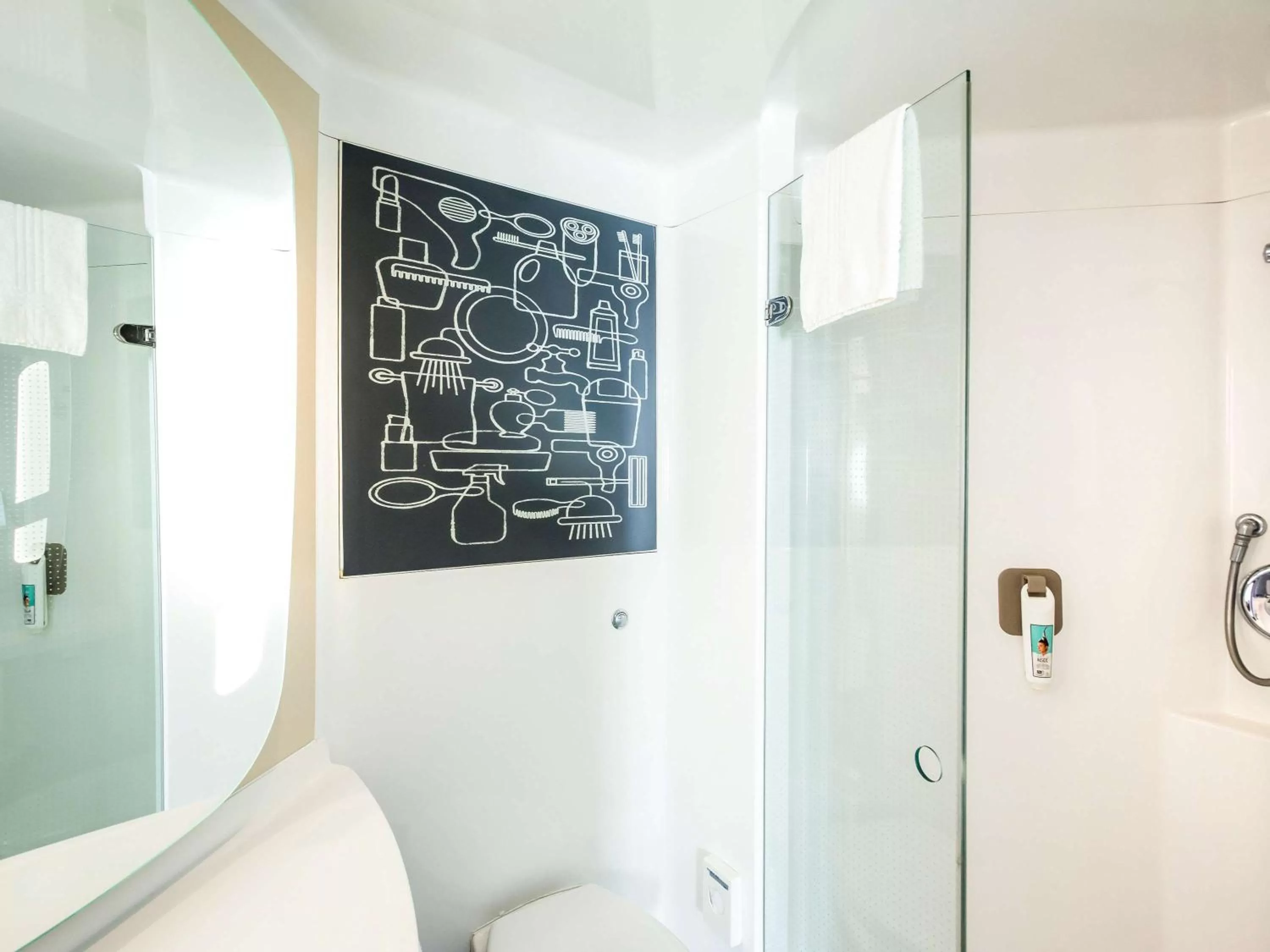 Photo of the whole room in ibis London Elstree Borehamwood