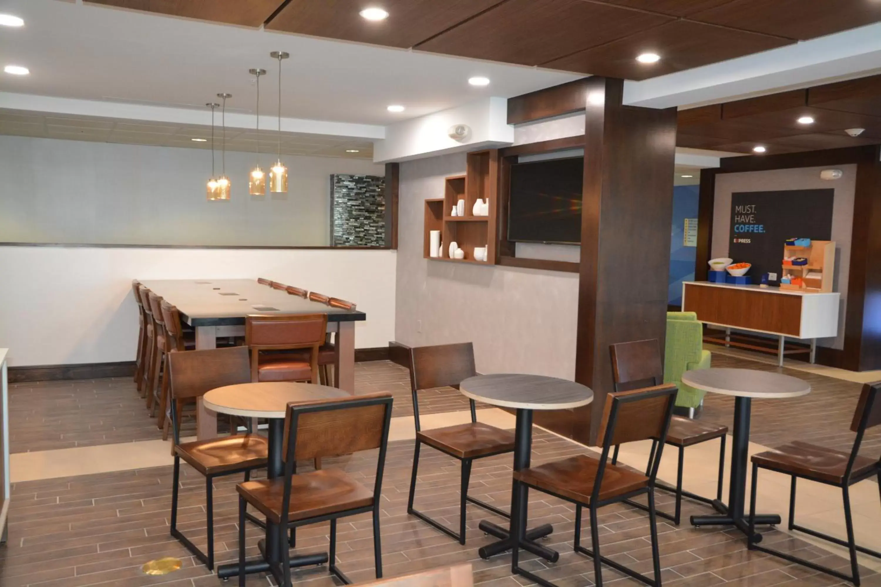 Restaurant/places to eat, Lounge/Bar in Holiday Inn Express & Suites Caryville, an IHG Hotel