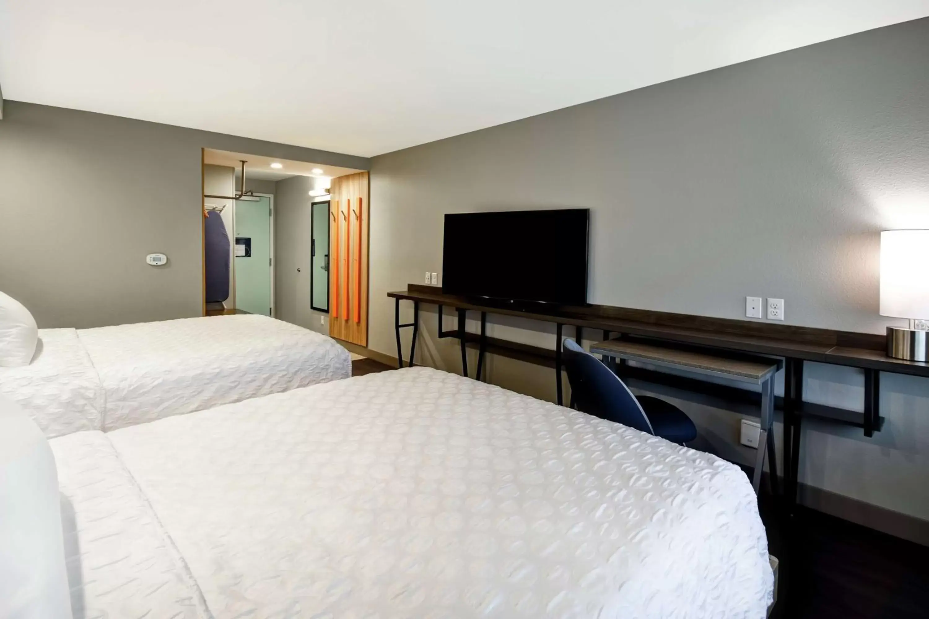 Bedroom, Bed in Tru By Hilton Sterling Heights Detroit
