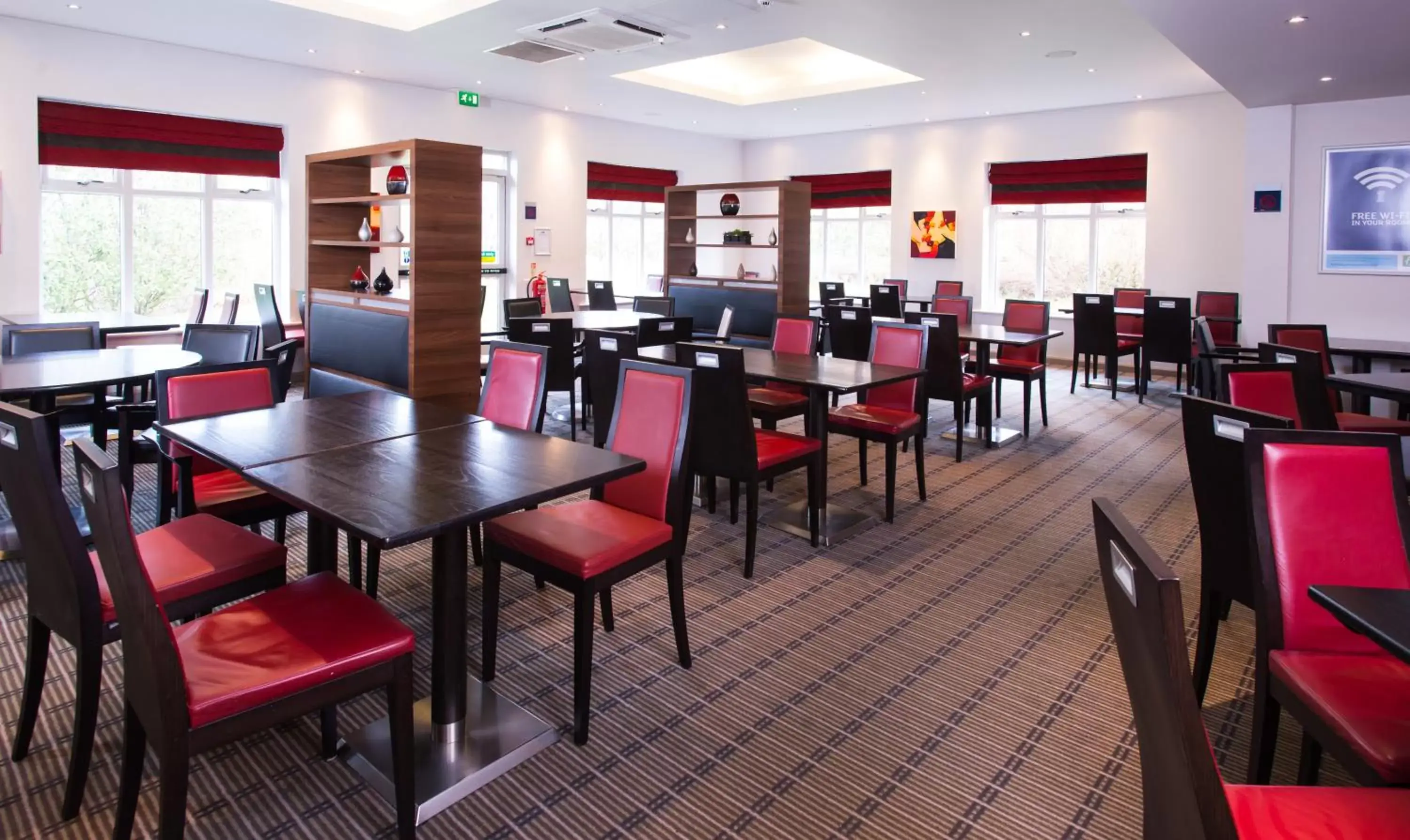 Lounge or bar, Restaurant/Places to Eat in Holiday Inn Express Stoke-On-Trent, an IHG Hotel