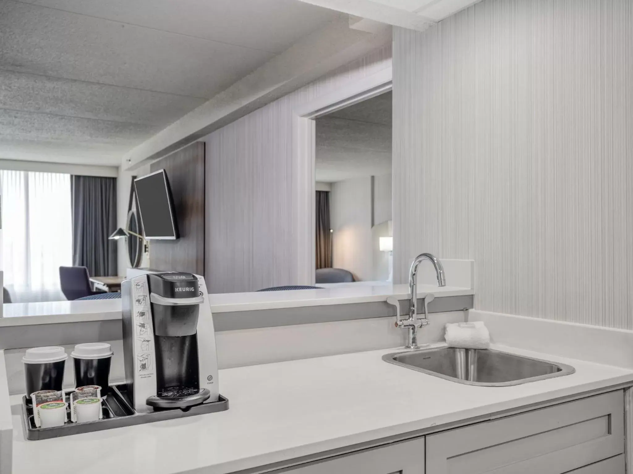 Bedroom, Kitchen/Kitchenette in Crowne Plaza Indianapolis-Airport, an IHG Hotel