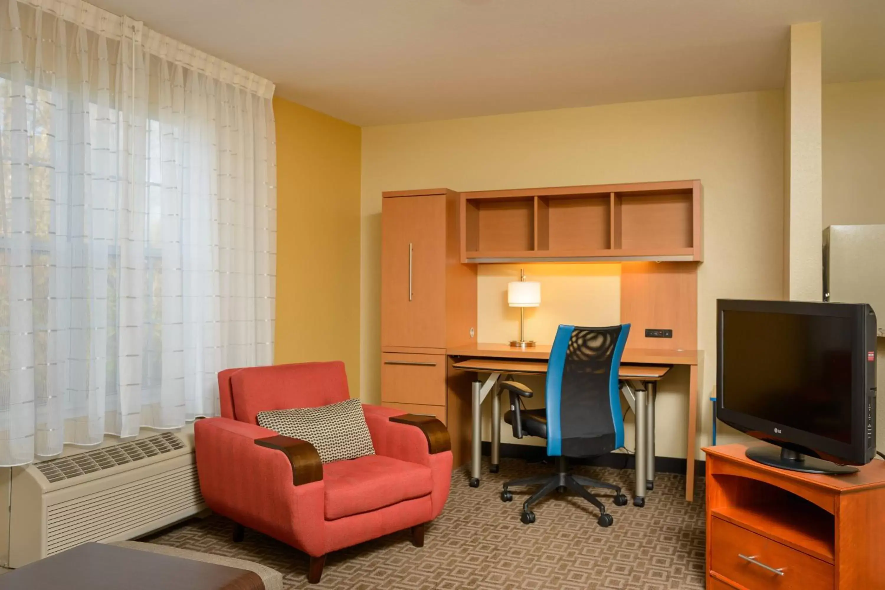 Living room, TV/Entertainment Center in TownePlace Suites by Marriott Fort Meade National Business Park