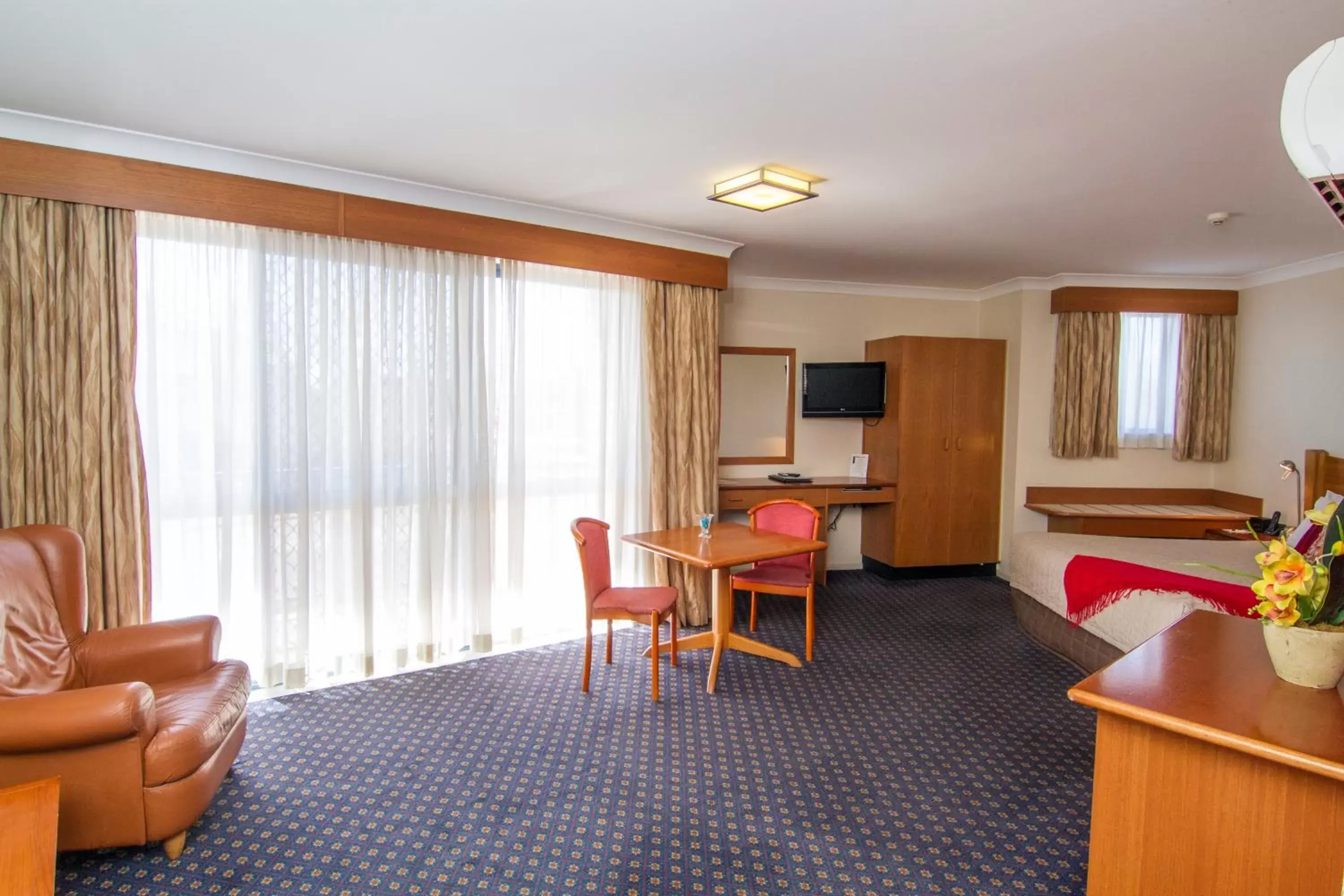 Photo of the whole room, Seating Area in Dubbo RSL Club Motel