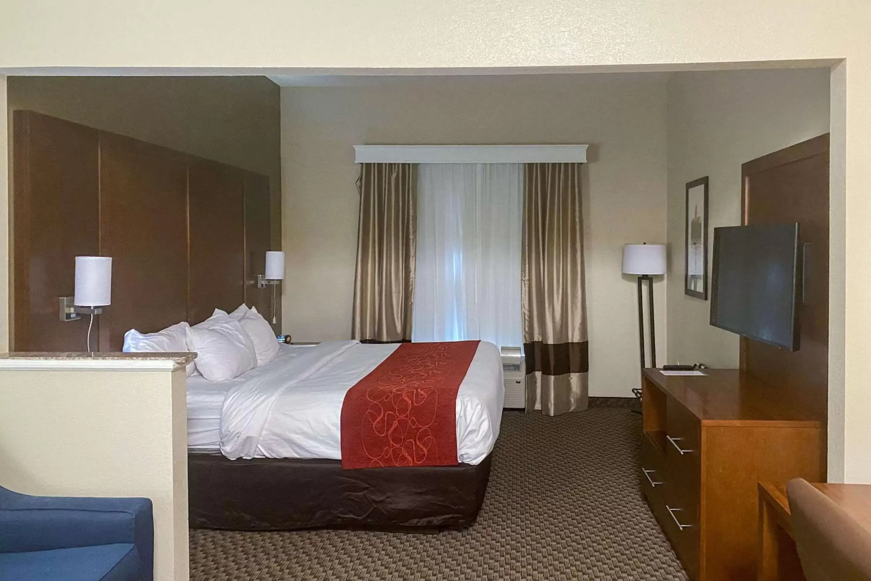 Photo of the whole room, Bed in Comfort Suites - Jefferson City