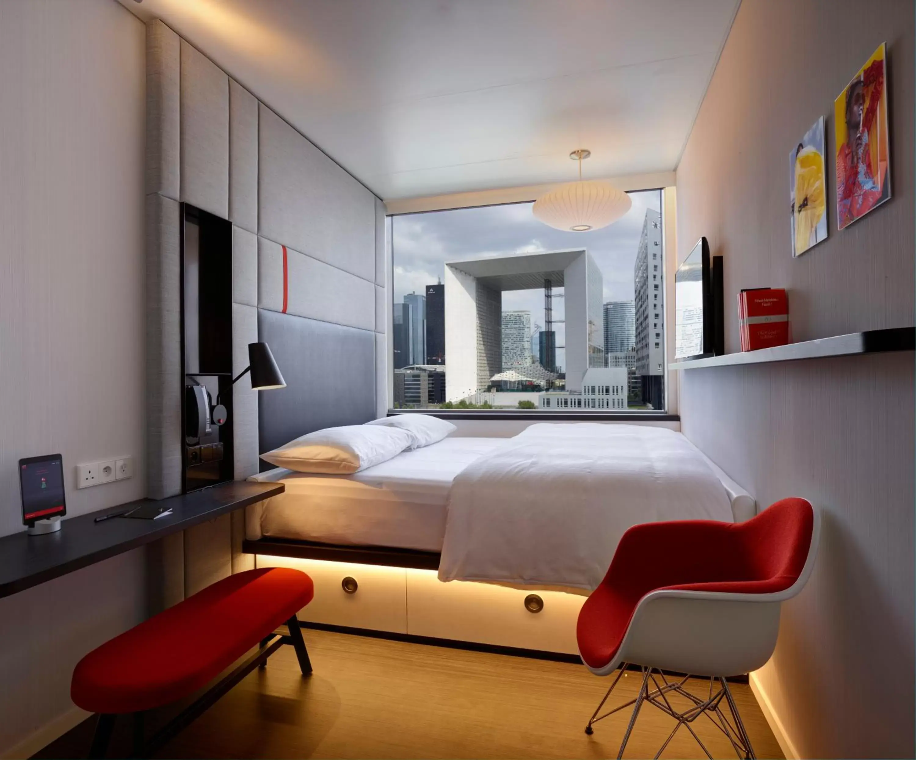 Photo of the whole room, Bed in citizenM Paris La Défense