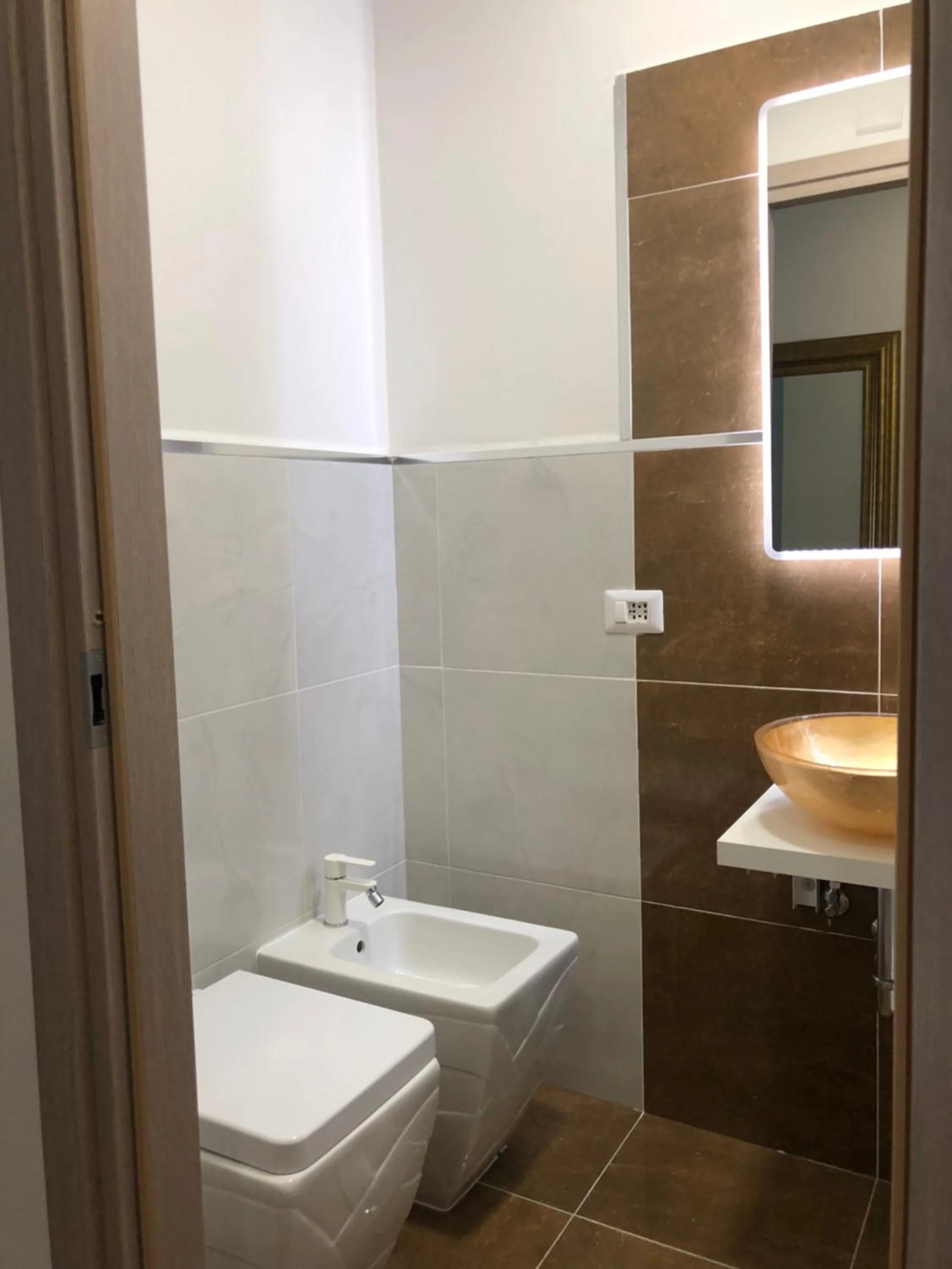 Toilet in The Place In Rome Guest House