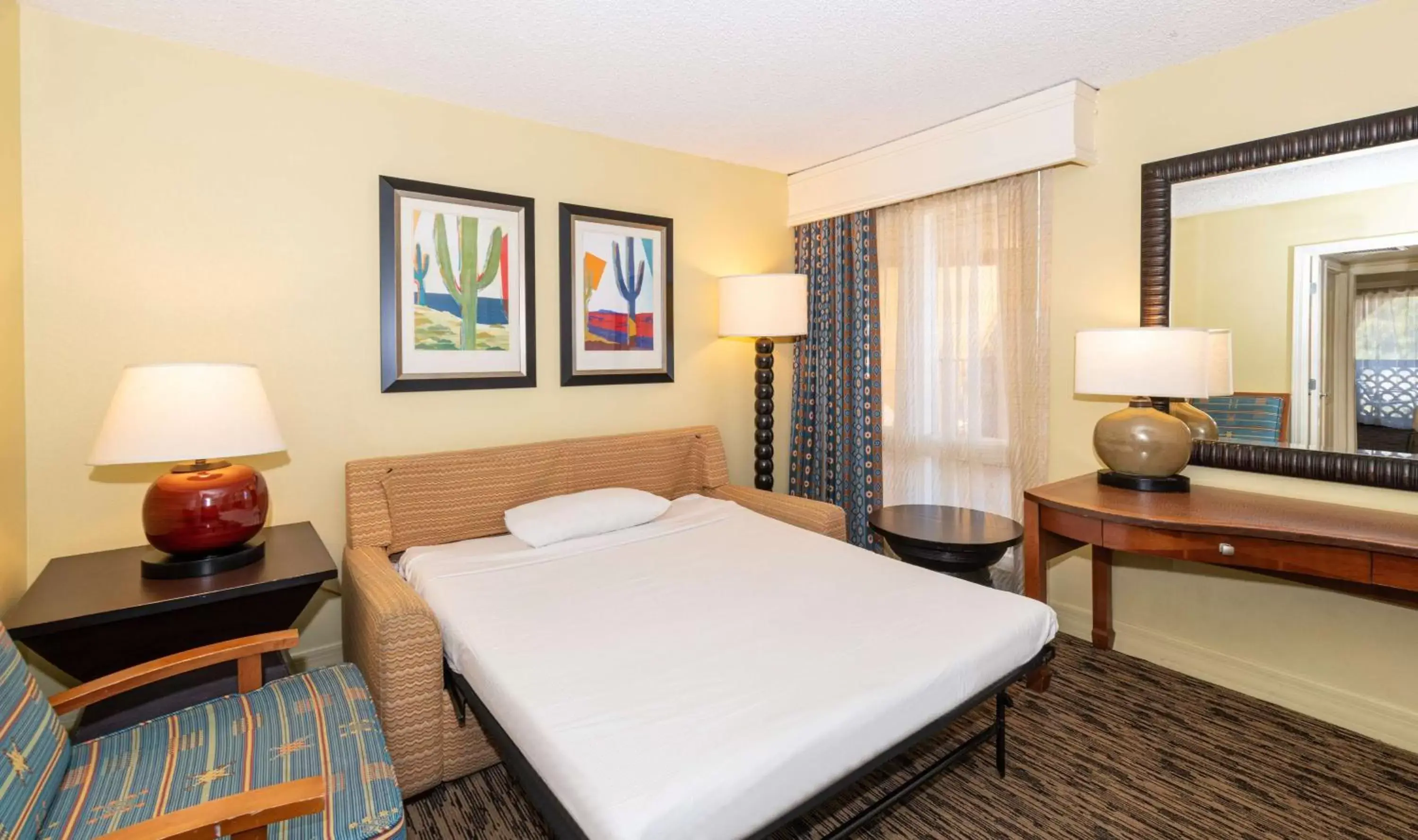 Living room, Bed in Hilton Phoenix Resort at the Peak - Formerly Pointe Hilton Squaw Peak Resort