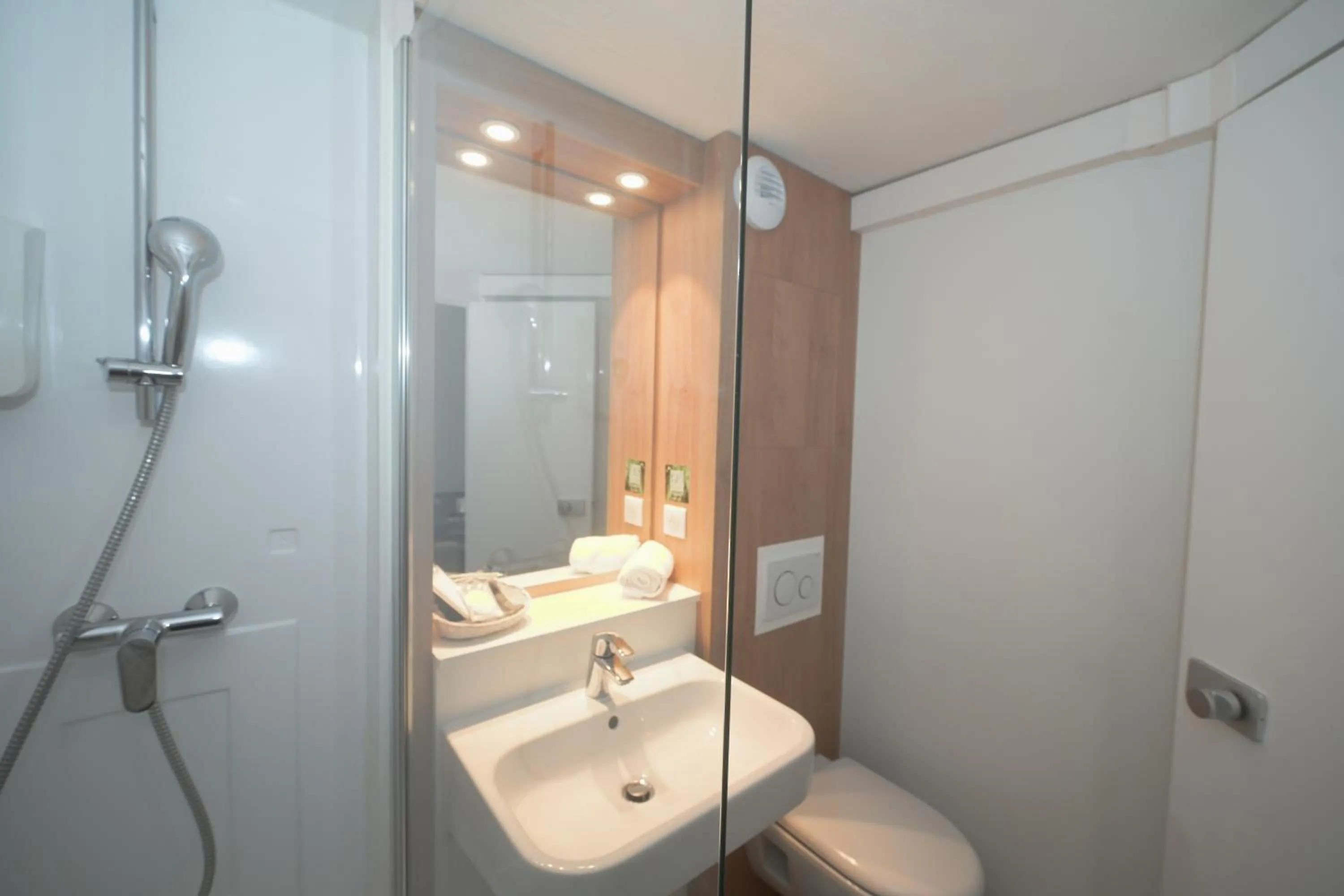 Bathroom in Logis Hôtel Angers Sud