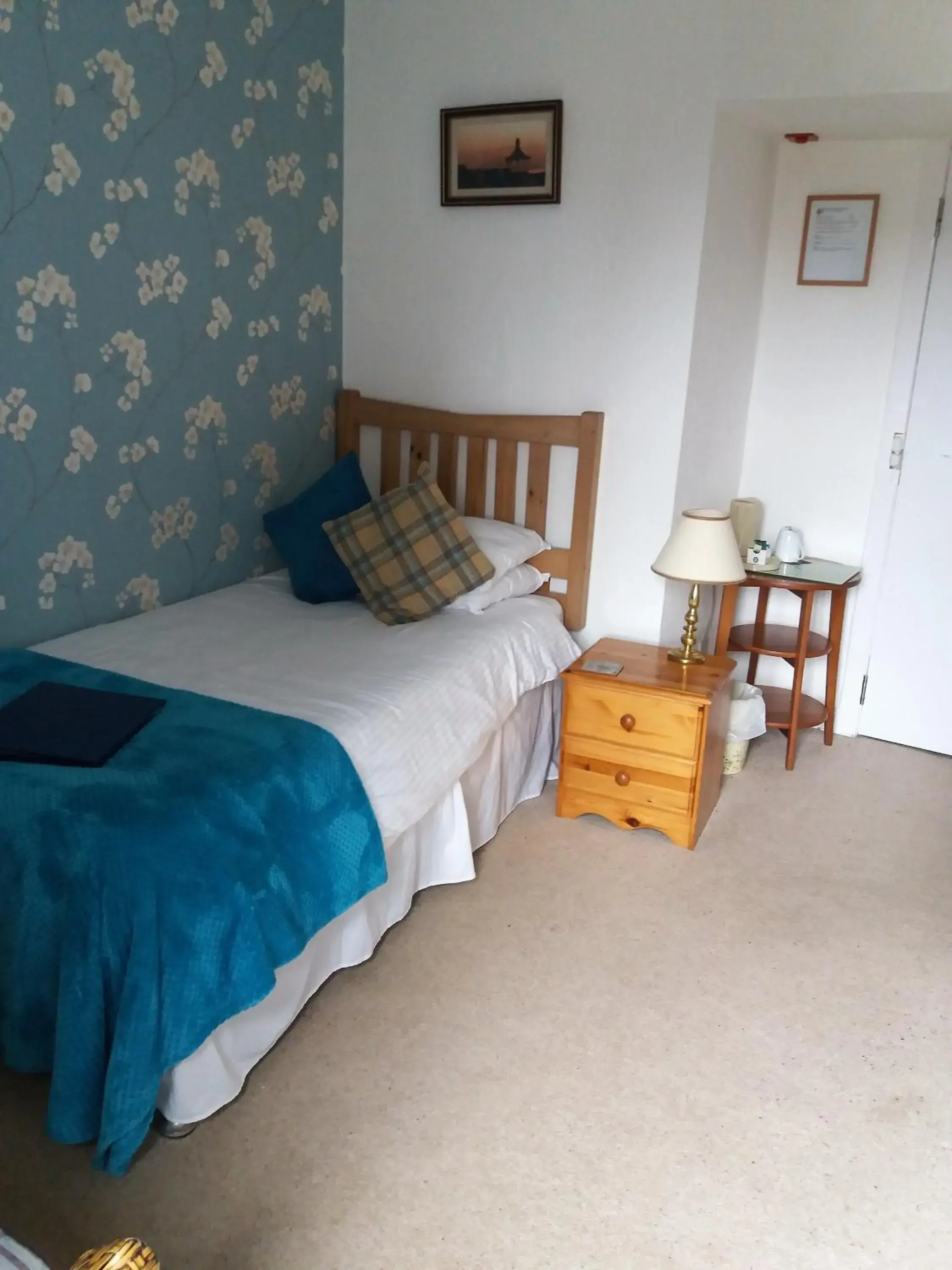 Photo of the whole room, Bed in The Bandstand