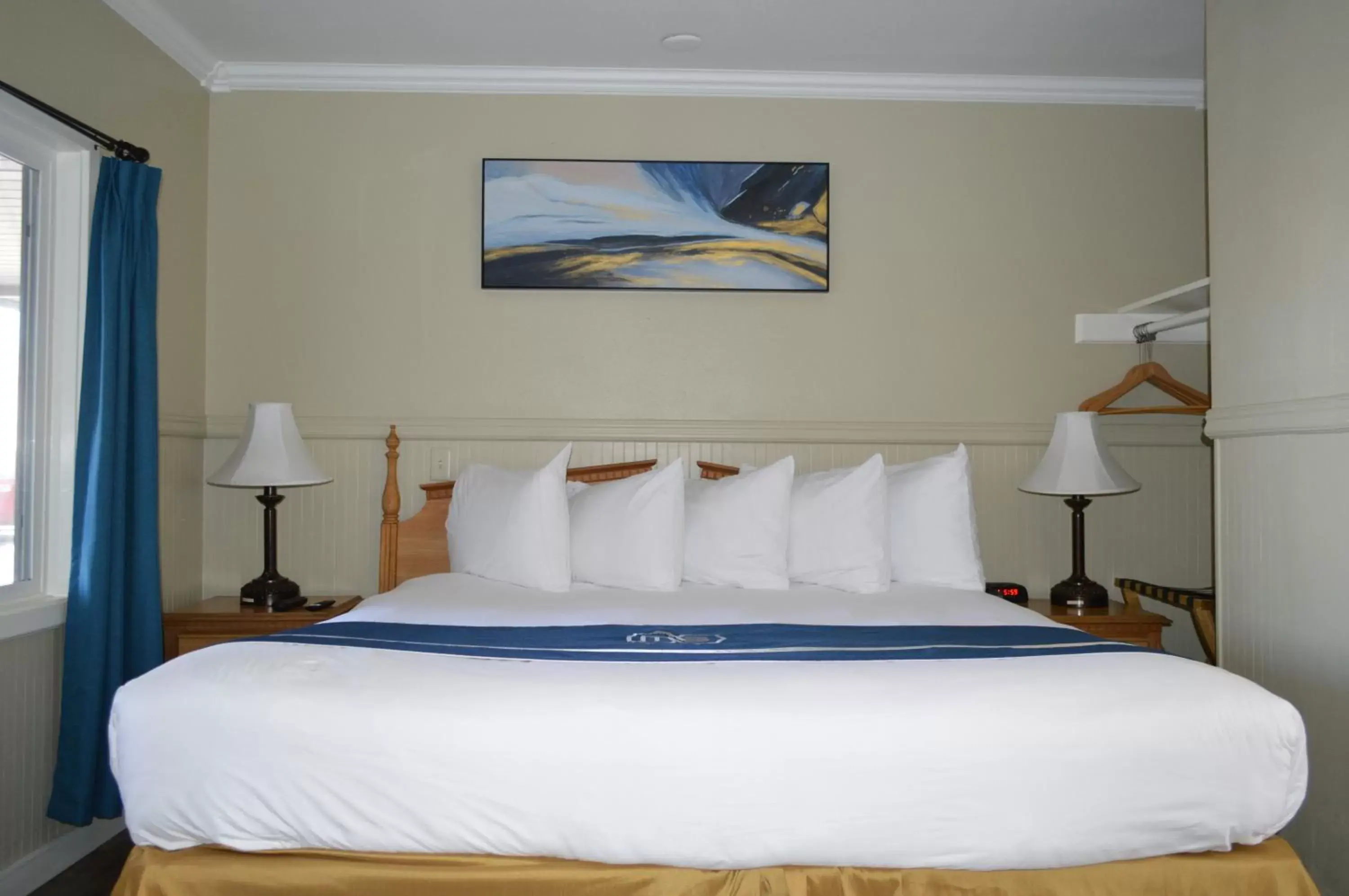Bed in Omeo Suites Glass Beach