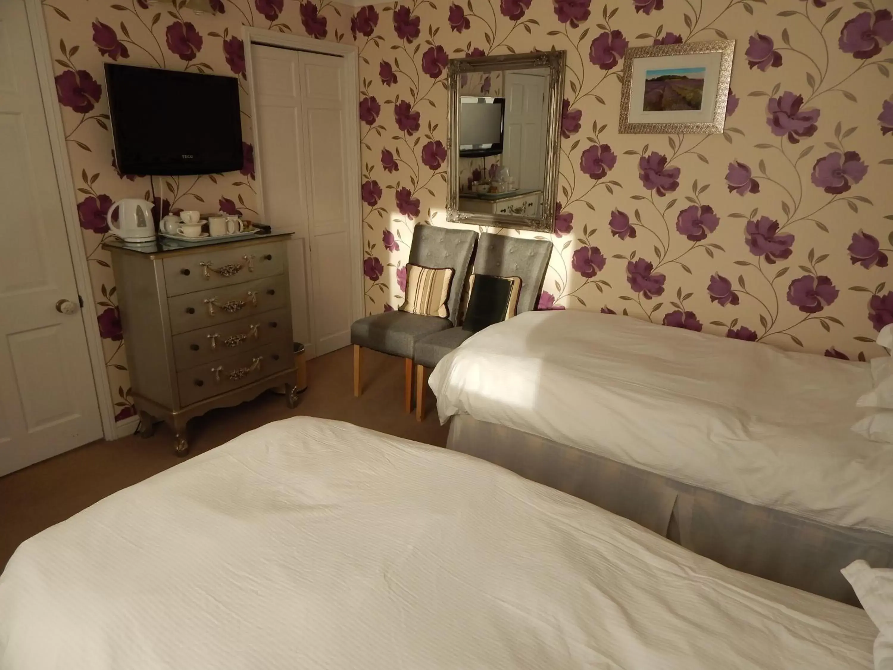 Photo of the whole room, Bed in Fairlight Lodge