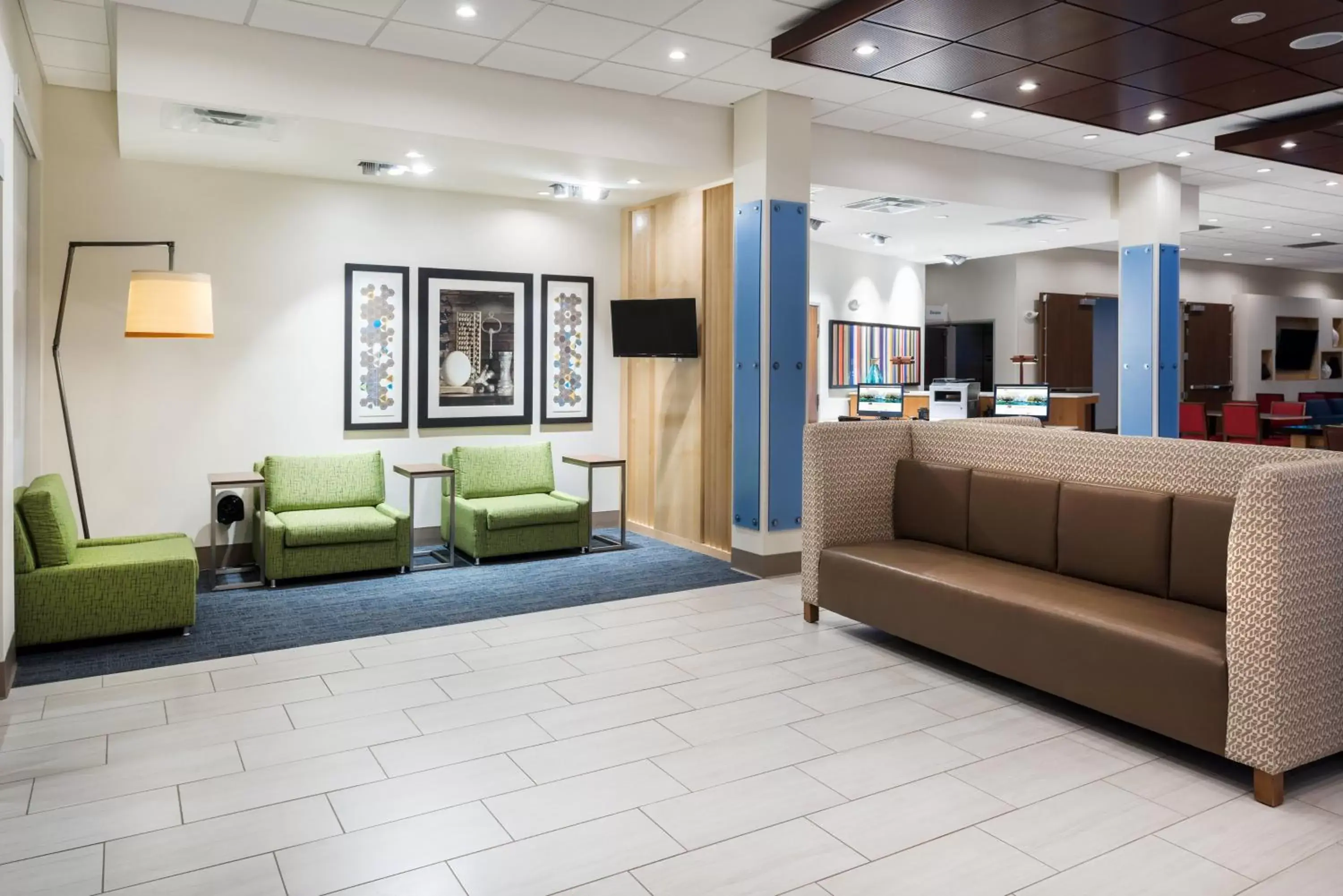 Property building, Seating Area in Holiday Inn Express & Suites St. Louis - Chesterfield, an IHG Hotel