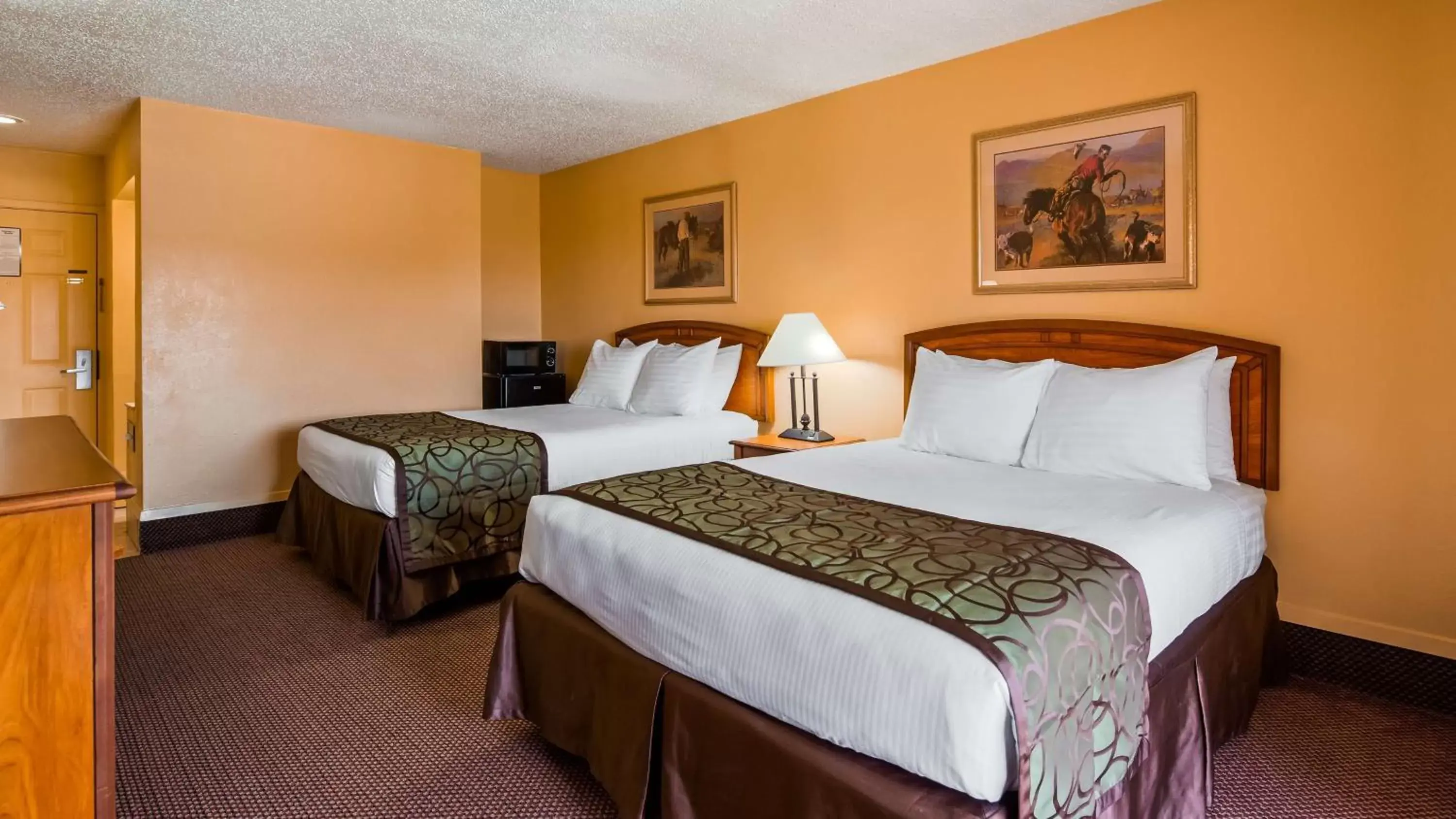 Property building, Bed in Best Western Trail Dust Inn & Suites