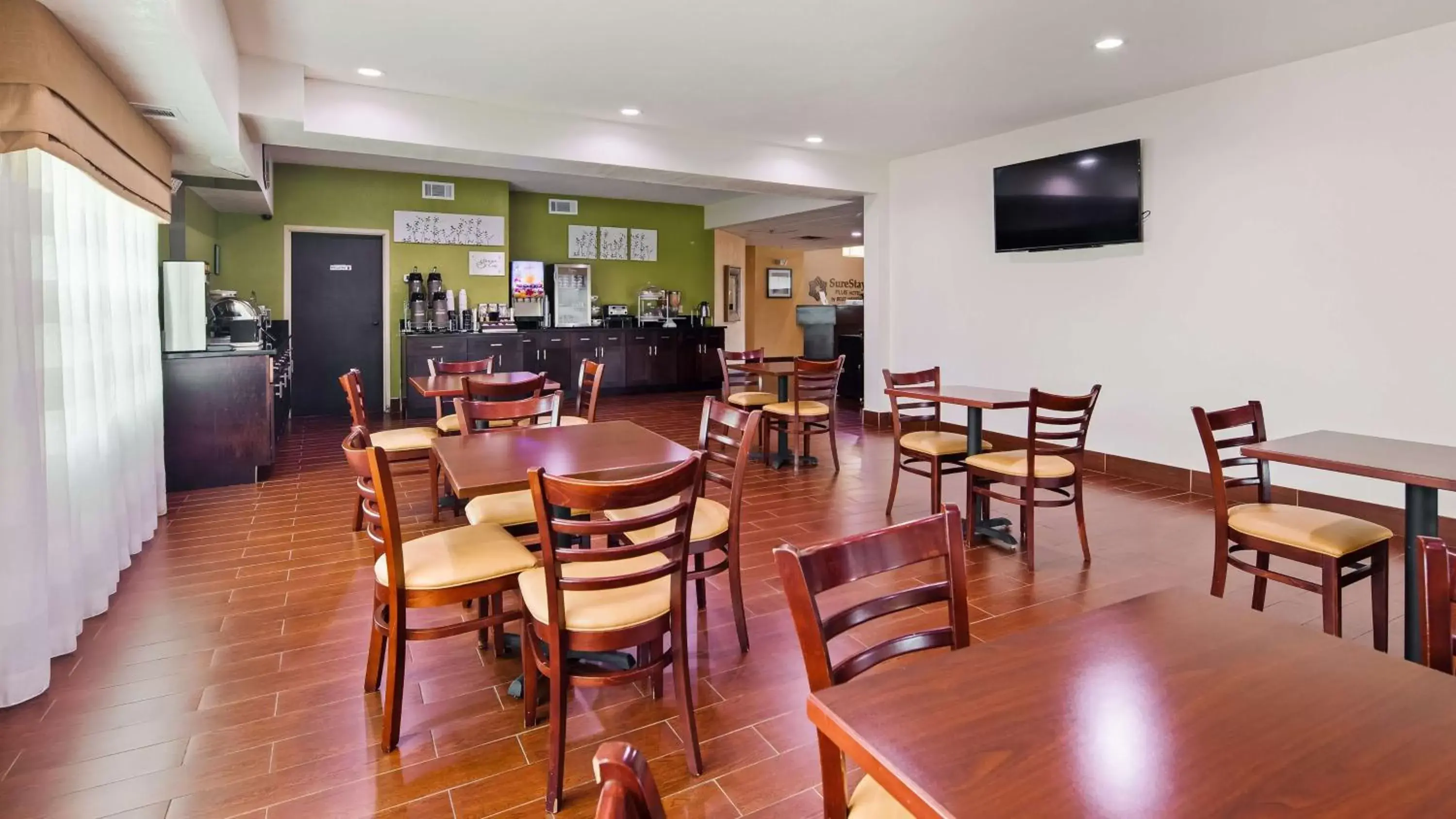 Restaurant/Places to Eat in SureStay Plus Hotel by Best Western Macon West