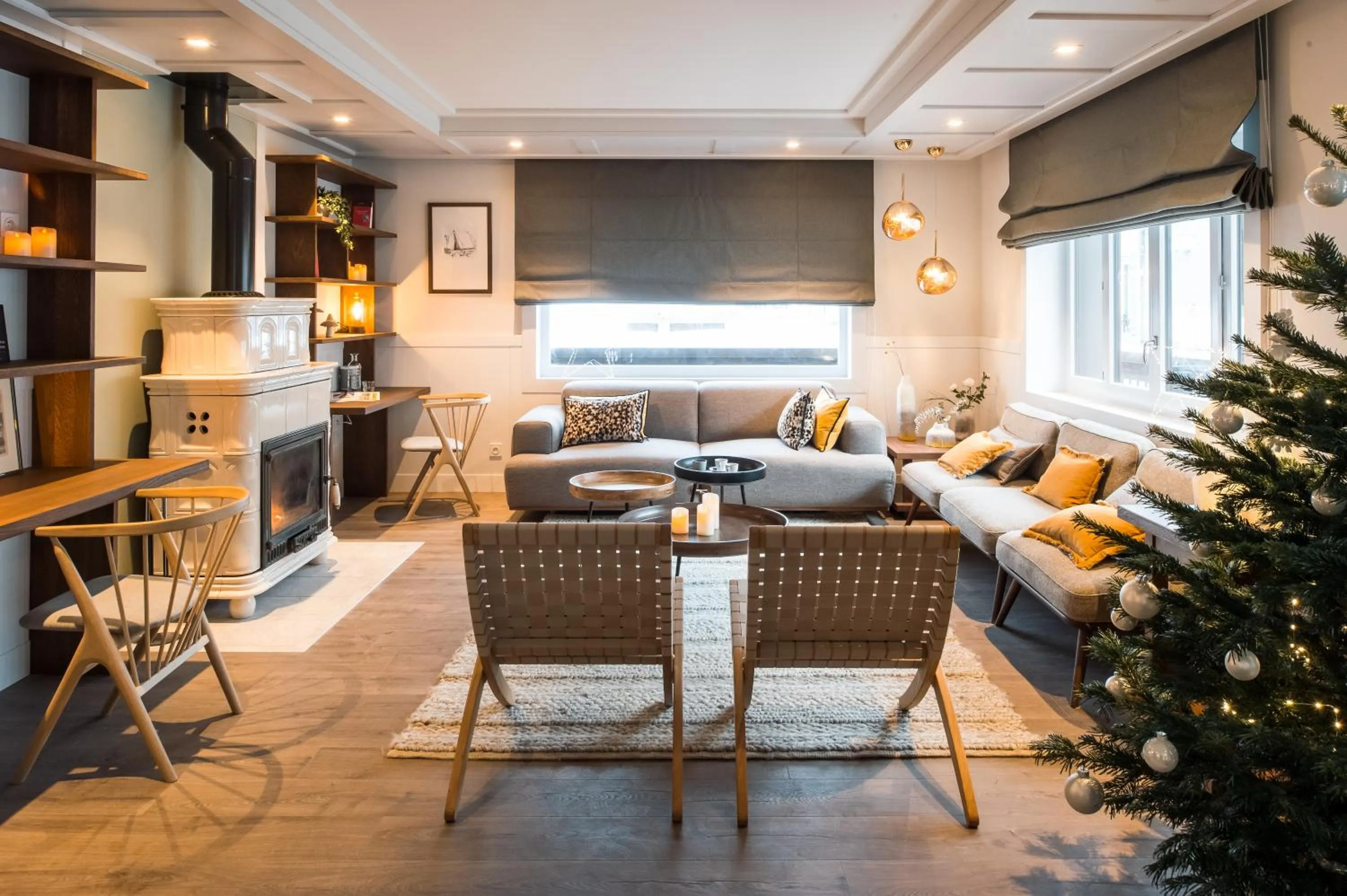 Communal lounge/ TV room in Chalet hôtel le Whymper