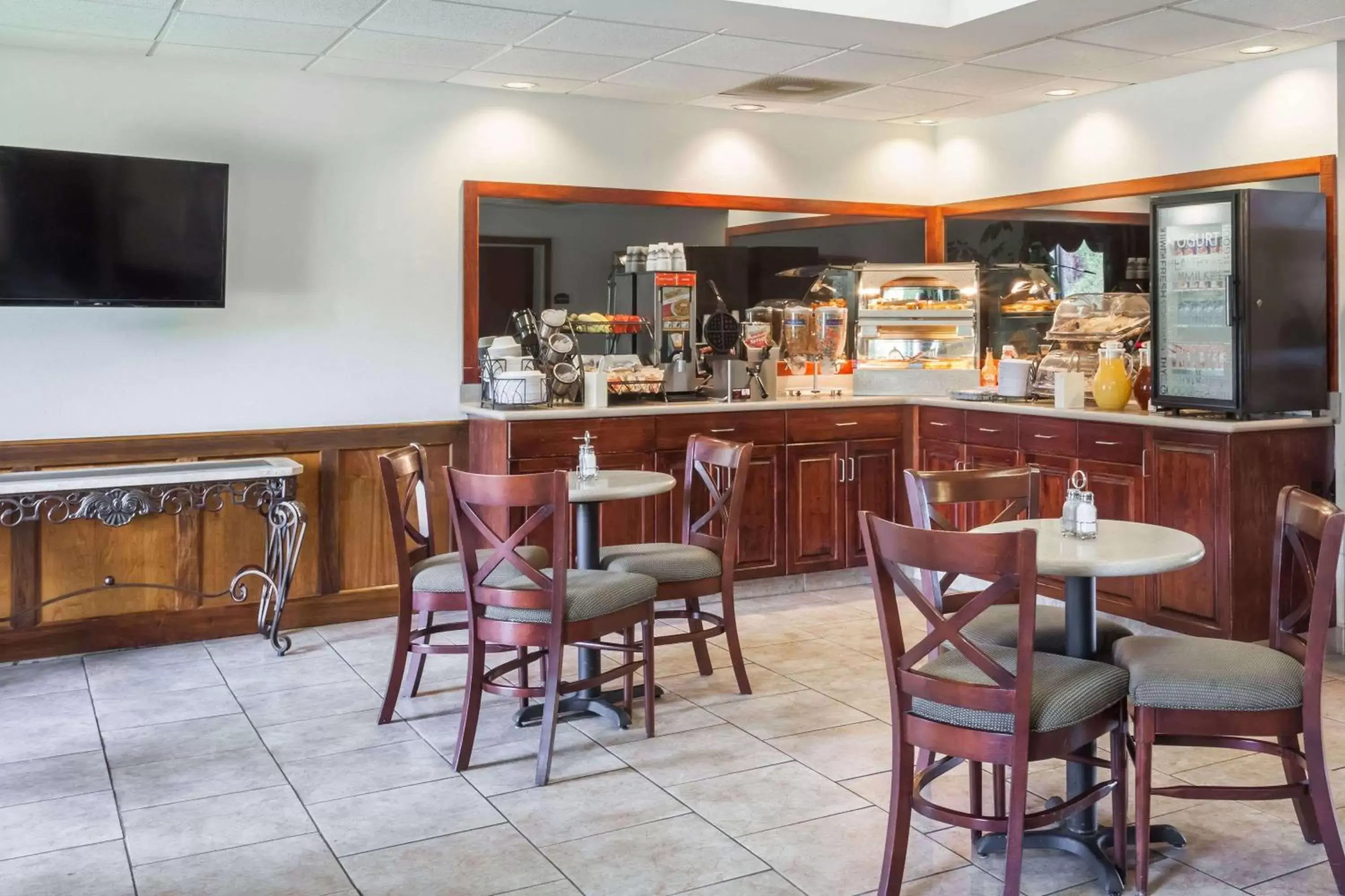 Restaurant/places to eat, Lounge/Bar in Baymont by Wyndham Madisonville