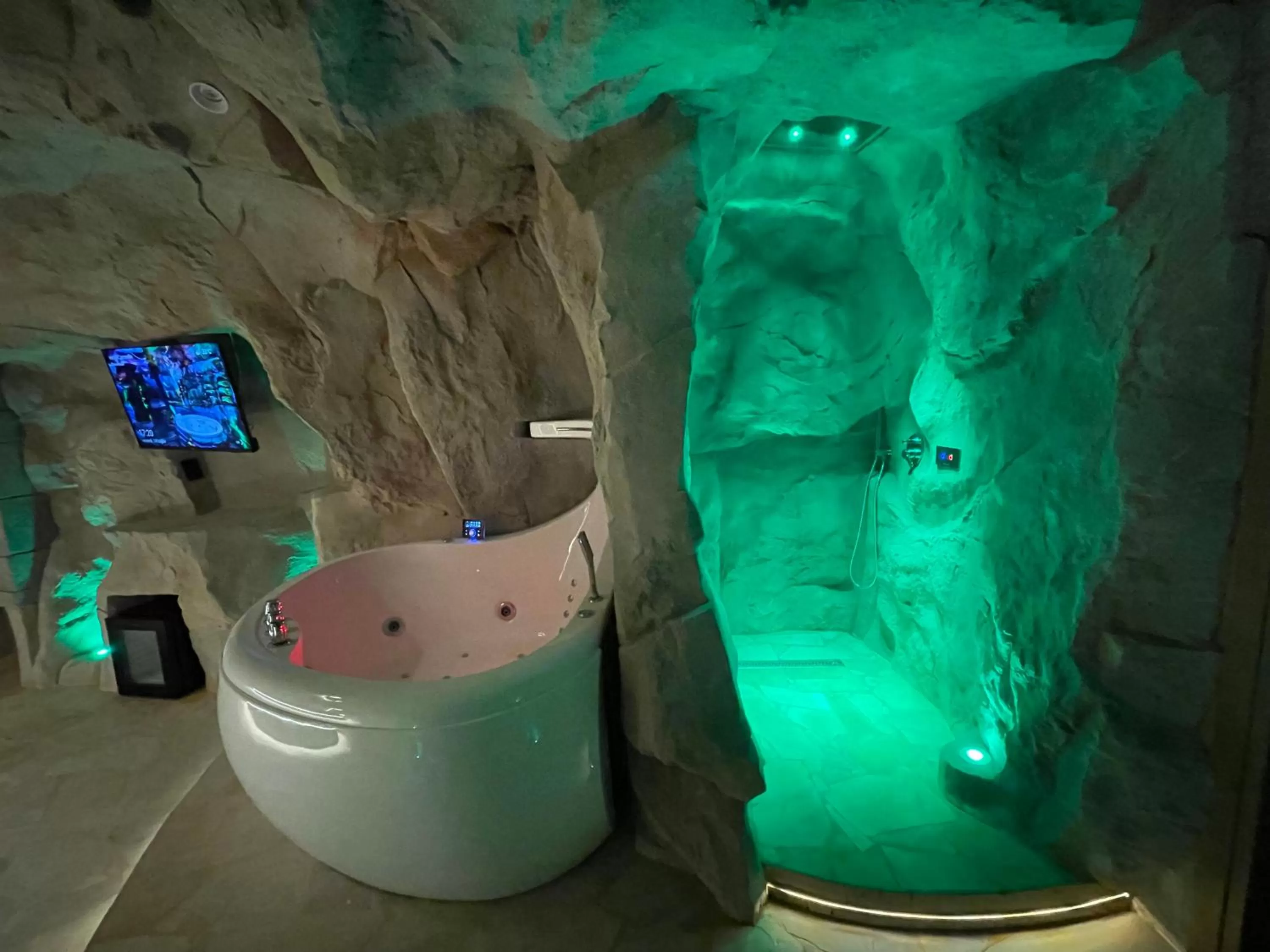 Shower in Hotel Carosello