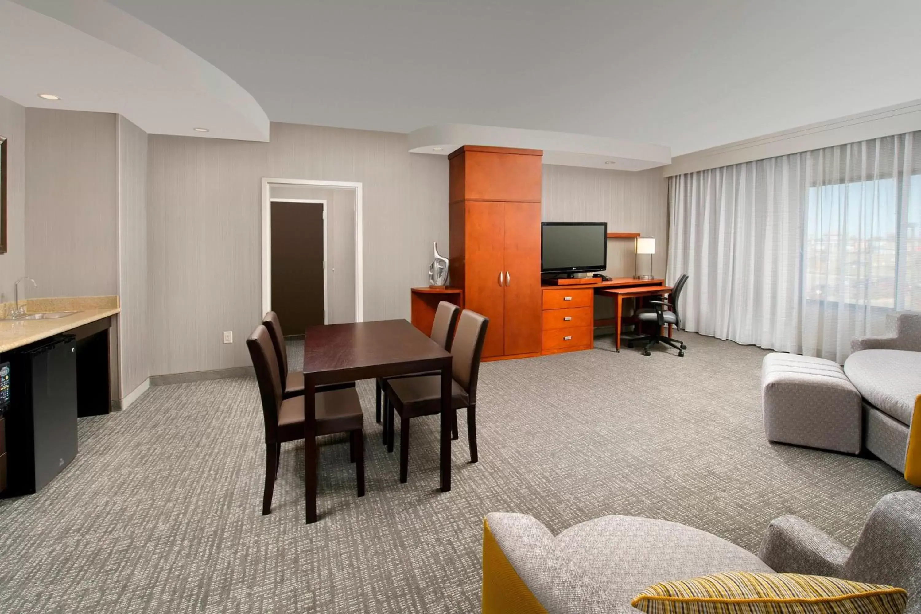 Living room, Dining Area in Courtyard by Marriott Wichita Falls