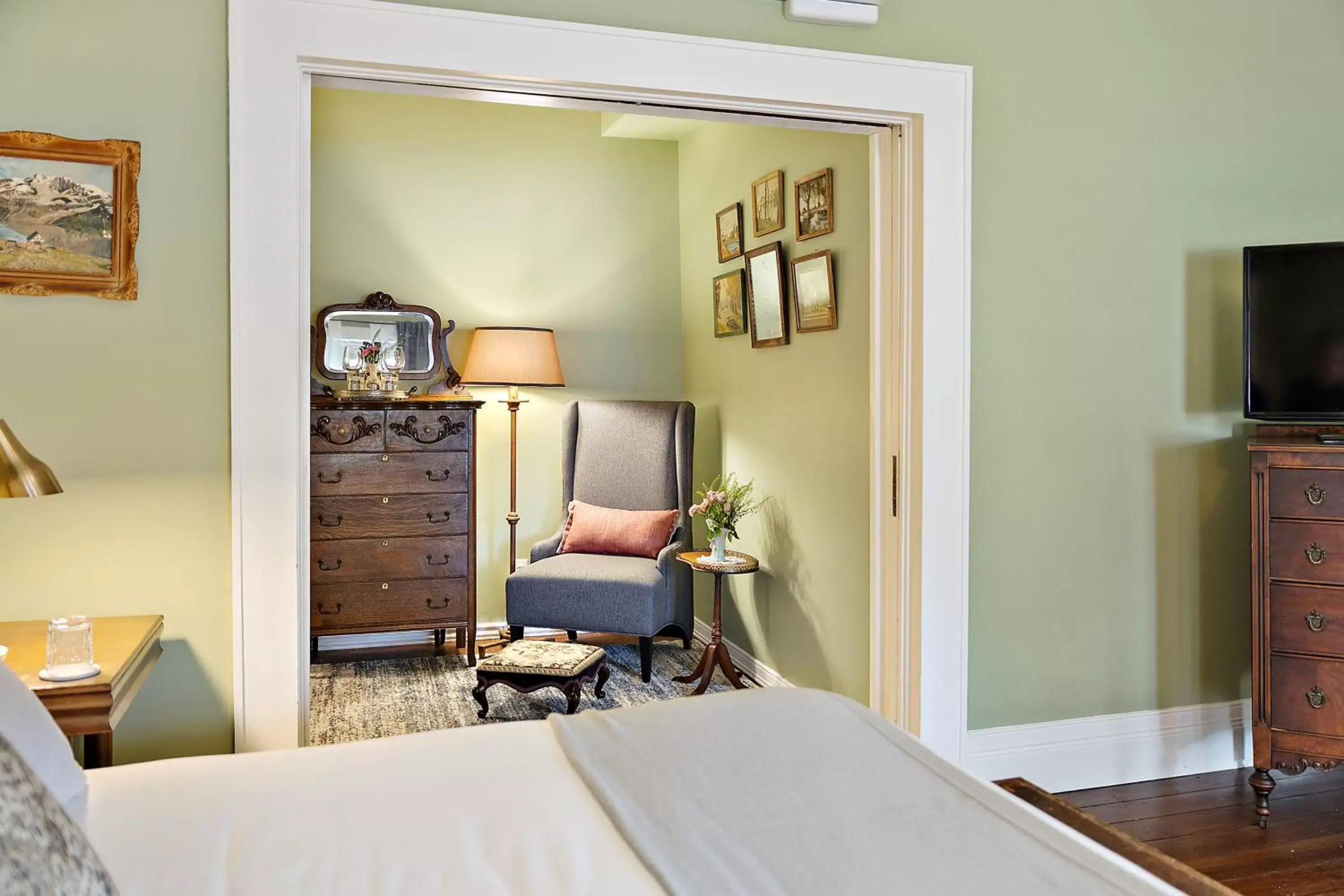 Seating area, Bed in McCully House Inn