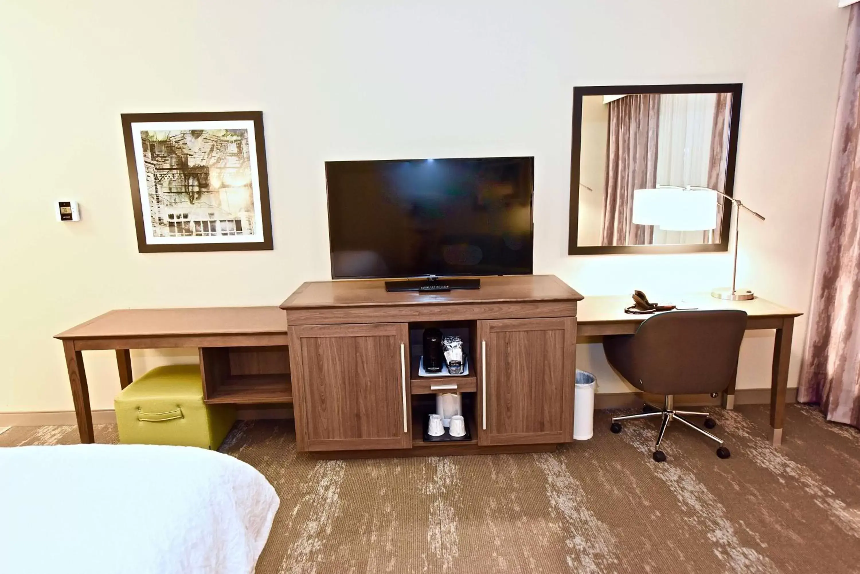 Bedroom, TV/Entertainment Center in Hampton Inn By Hilton Kirksville MO