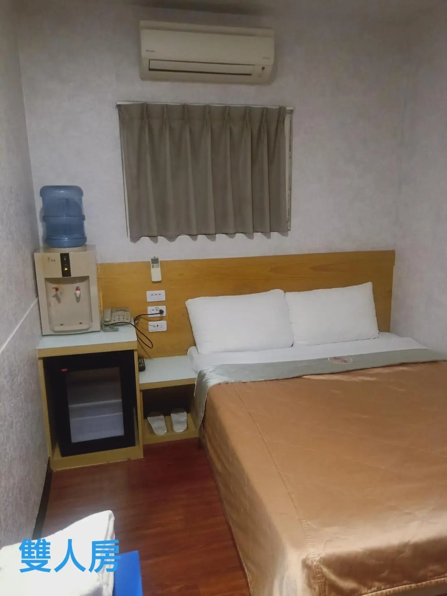 Photo of the whole room, Bed in Yung Feng Hotel