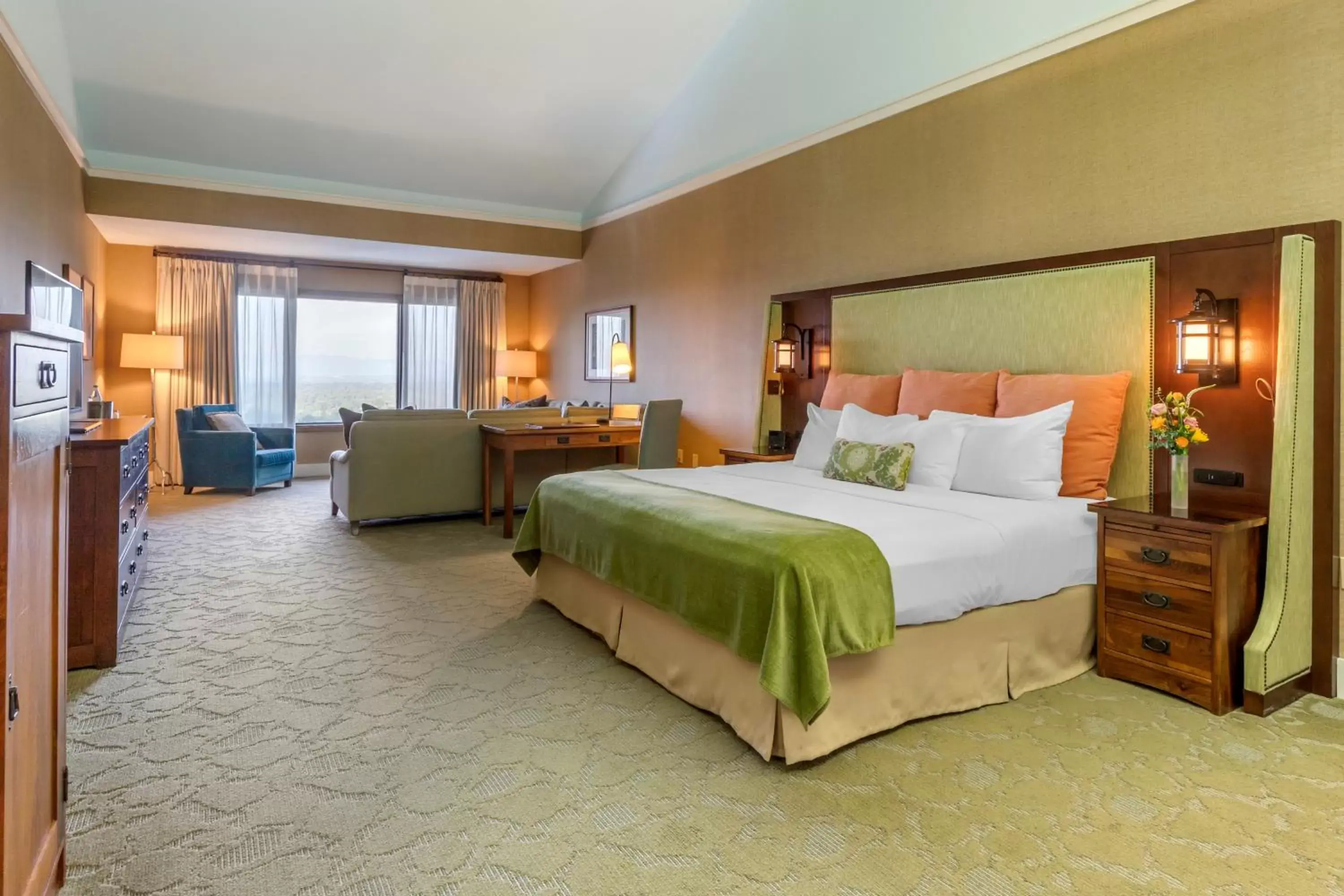 Premium Club Floor  Room with One King Bed in The Omni Grove Park Inn - Asheville