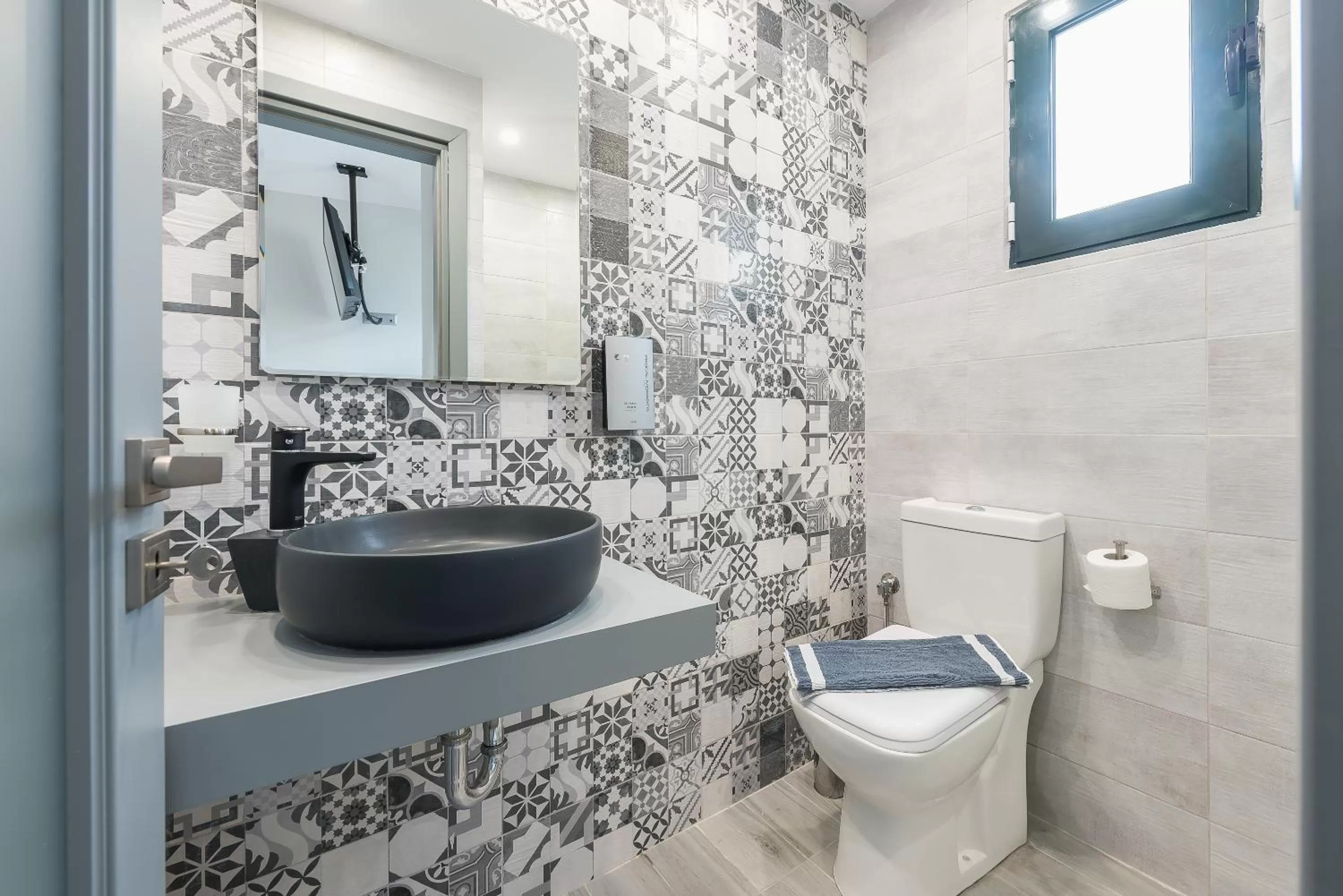 Bathroom in Athens Lights