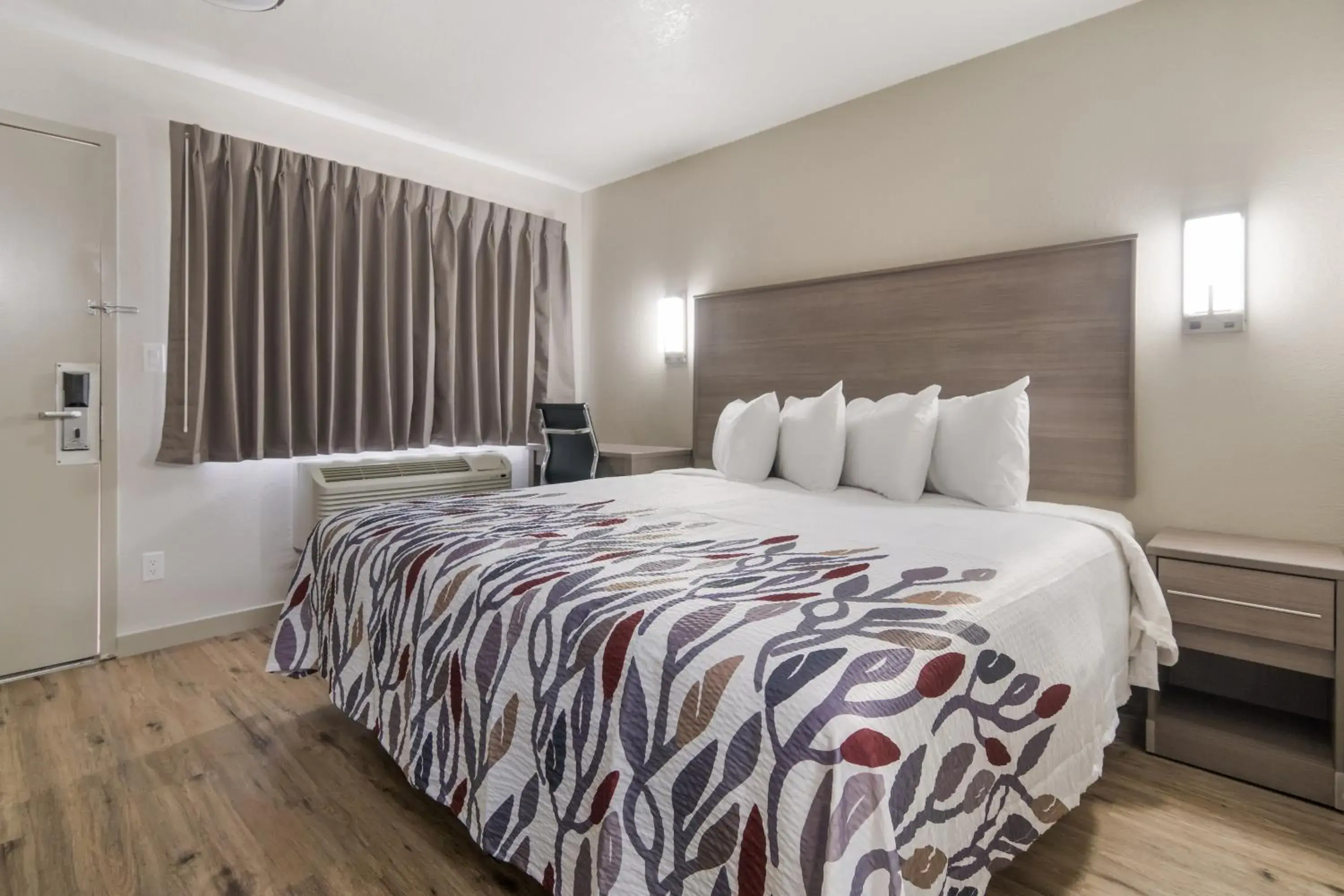 Standard King Room Smoking in Red Roof Inn Fort Worth South Standard King Room Smoking in Red Roof Inn Fort Worth South