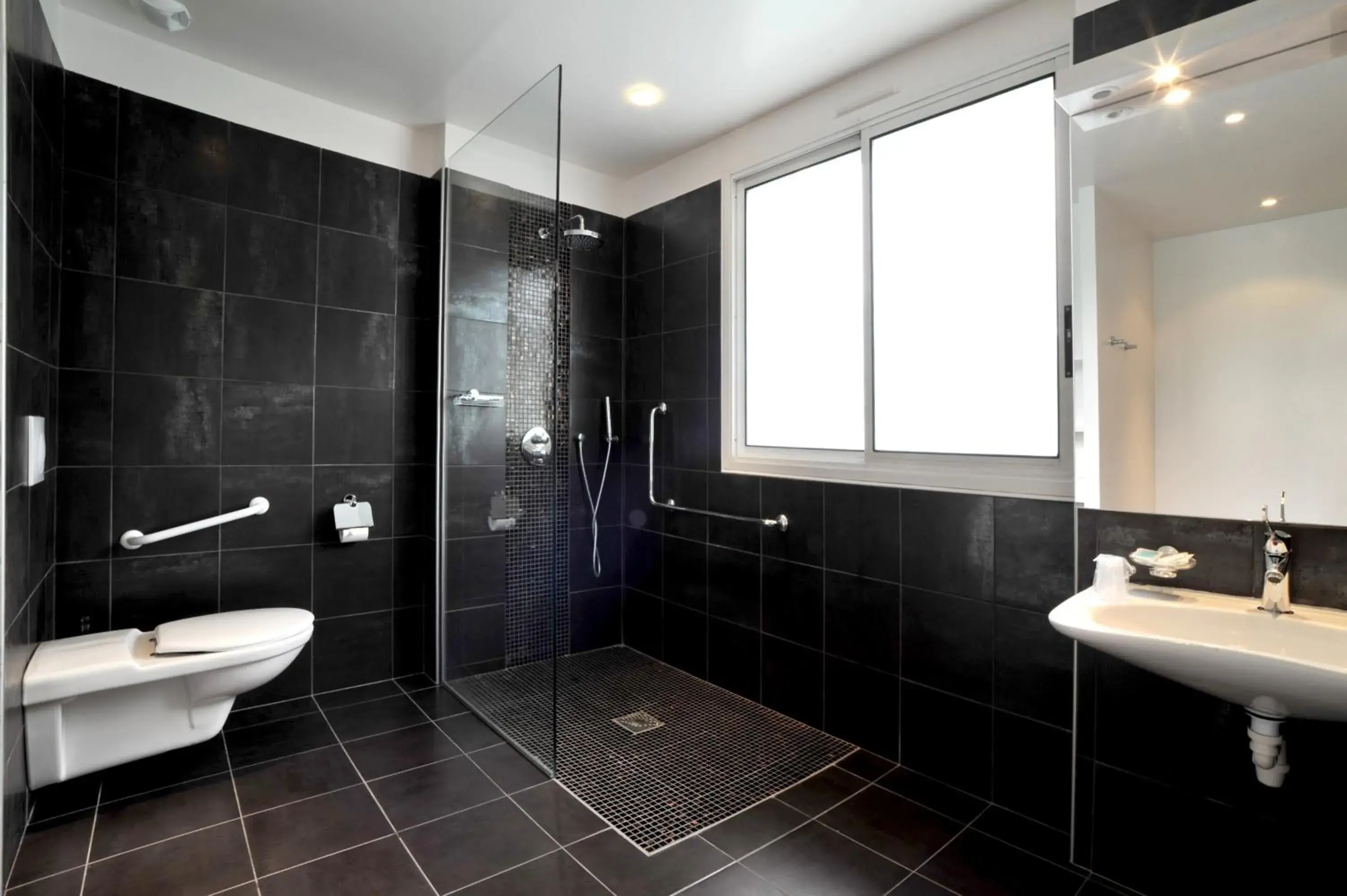 Bathroom in inspiration by balladins Villefranche-de-Rouergue