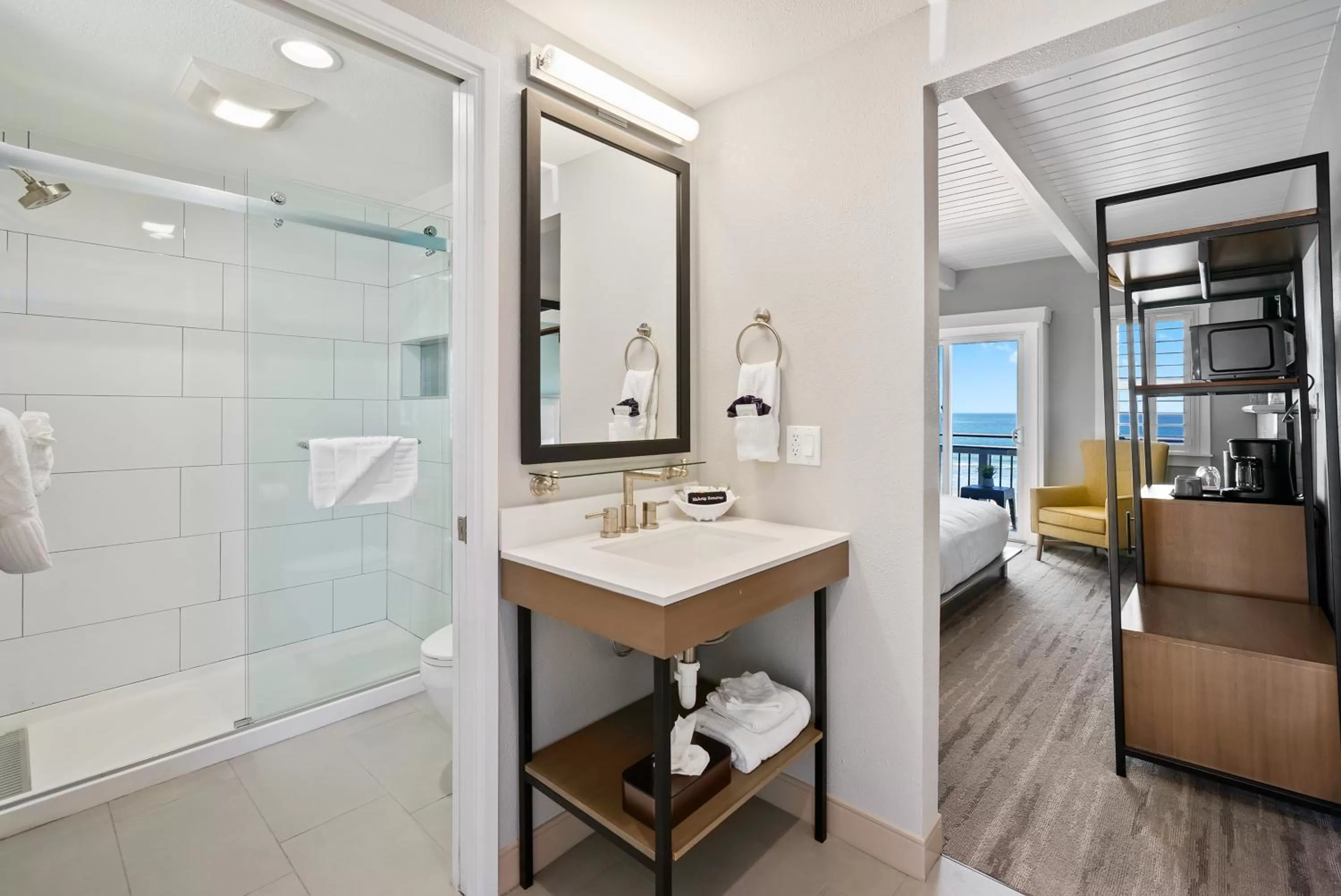 Bathroom in Shoreline Inn...on the beach