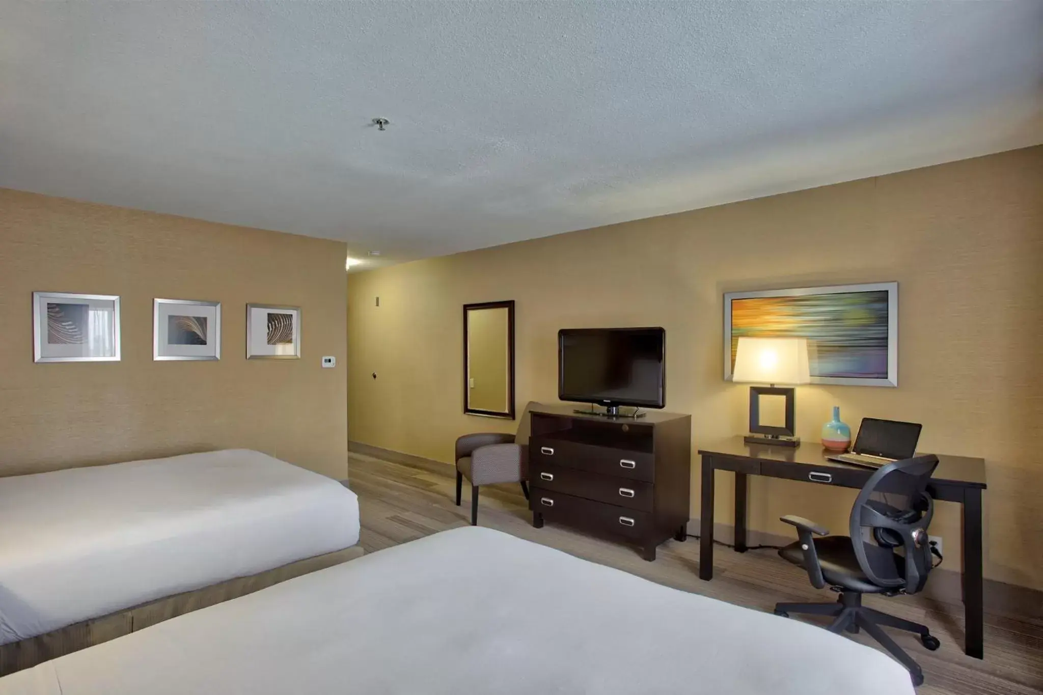 Photo of the whole room, TV/Entertainment Center in Holiday Inn Express Costa Mesa, an IHG Hotel