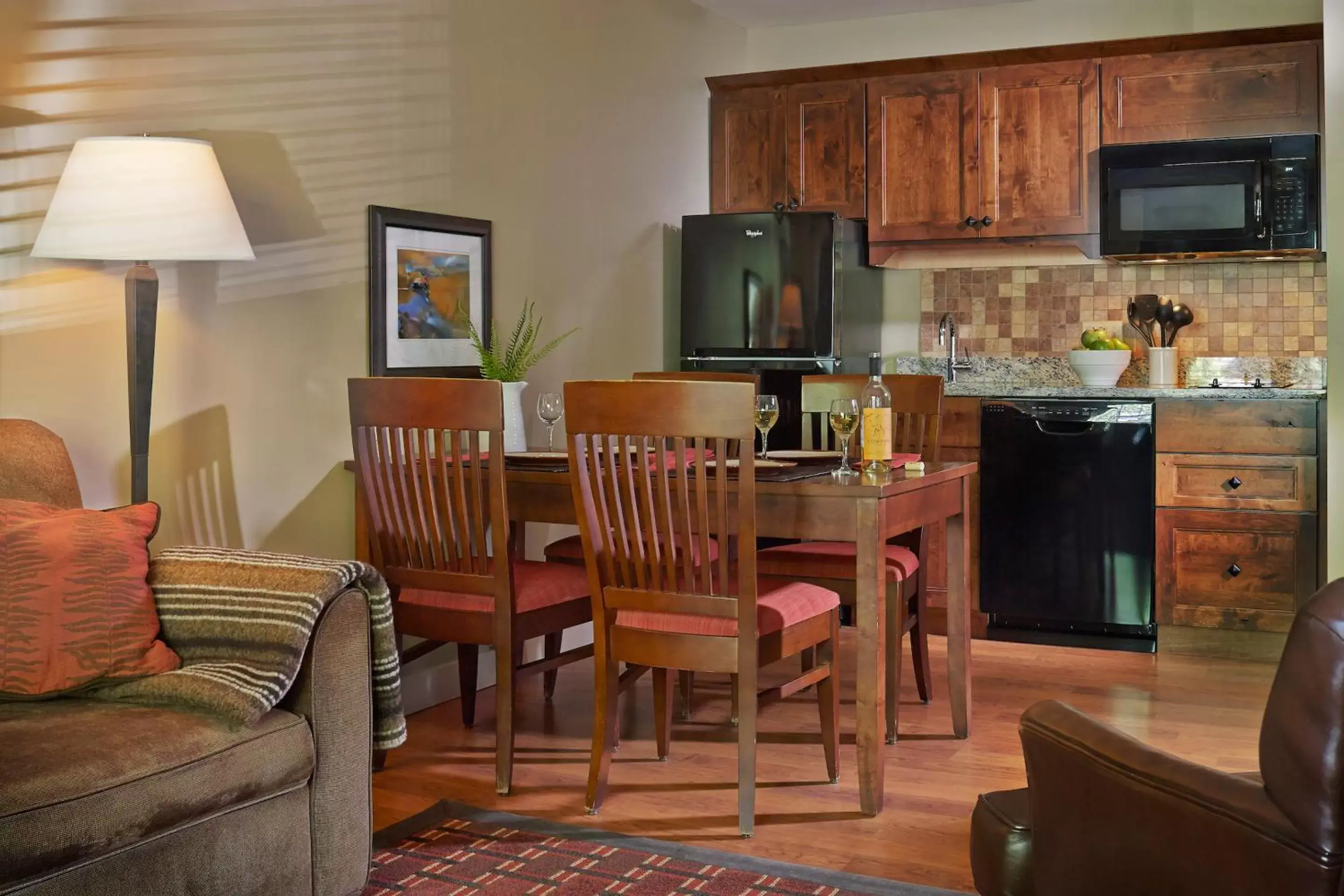 Kitchen or kitchenette, Kitchen/Kitchenette in Green Mountain Suites Hotel