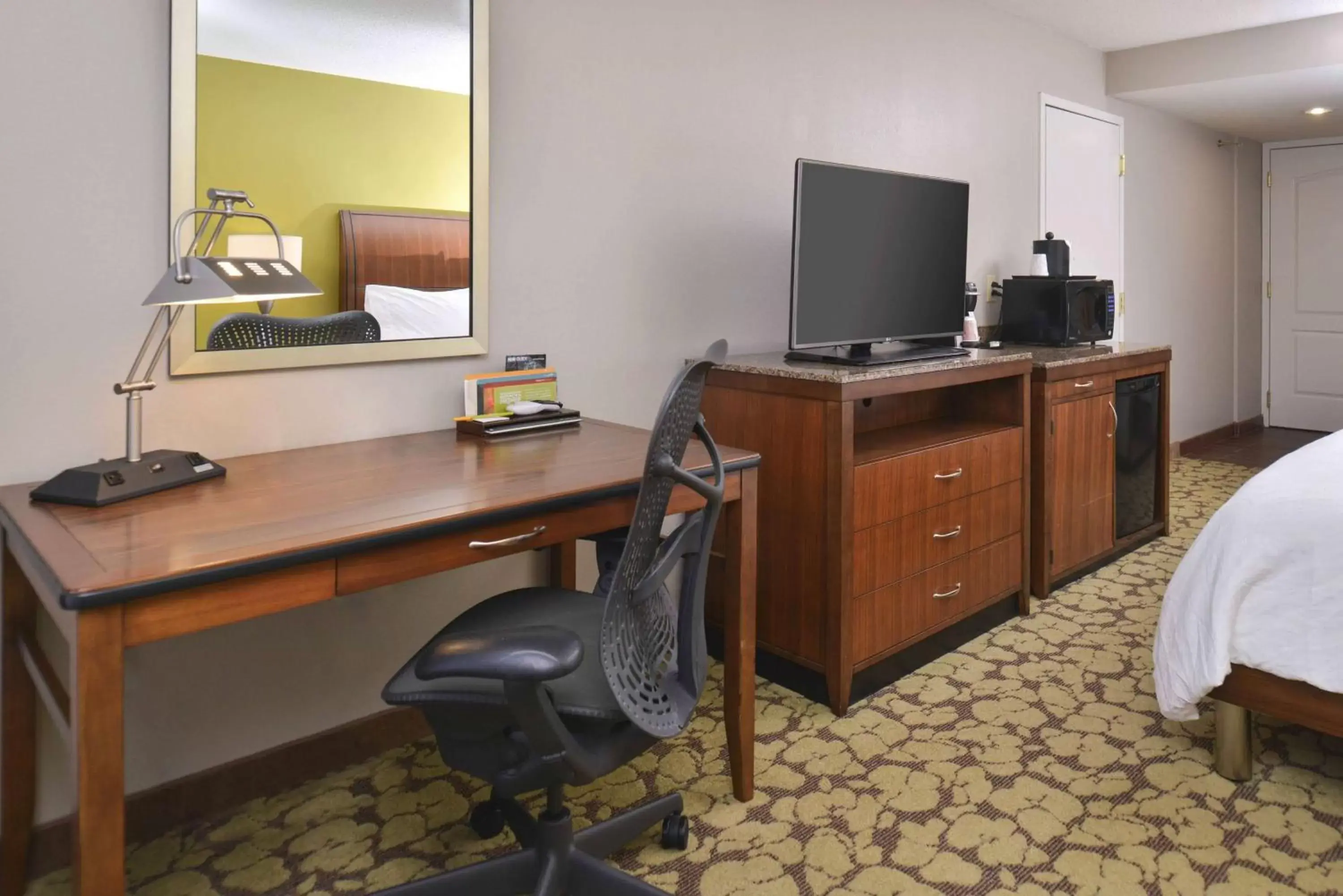 Bed, TV/Entertainment Center in Hilton Garden Inn Indianapolis/Carmel